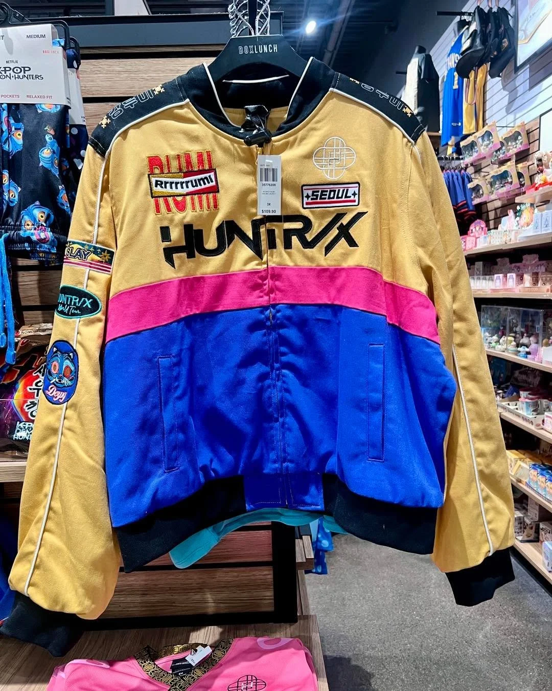 What are you wearing to the demon hunter sing along this Saturday? 🎶 Rock some Huntrx swag from BoxLunch to join in the fun in the Food Court from 1pm-3pm! This free event kicks off Camp La Palmera, our summer series packed with fun daily actives in