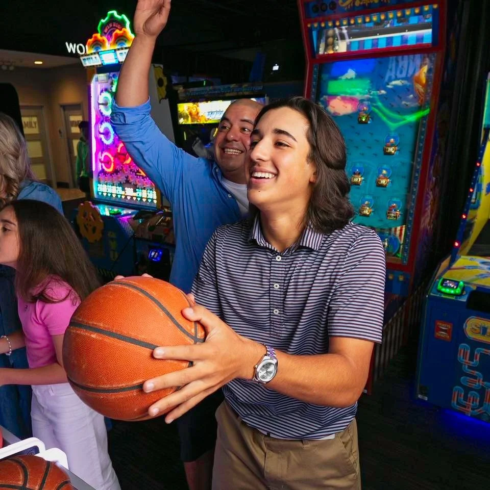 Big ups to all the dads out there! 💙 It&rsquo;s not too late to enter the ultimate Father&rsquo;s Day competition TODAY at @daveandbusters.cctx for a chance to win FREE GAMES FOR A YEAR! 🏆 Dad and families compete in teams to elevate the bonding ex