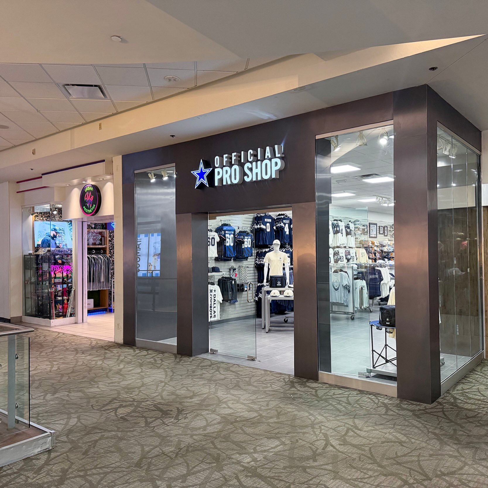 Americans sure love futbol AND football! 🇺🇸⚽️🏈 Have you checked out the newly renovated Cowboys Pro Shop at La Palmera? 👀✨ Let&rsquo;s not forget about #demboyz 💙