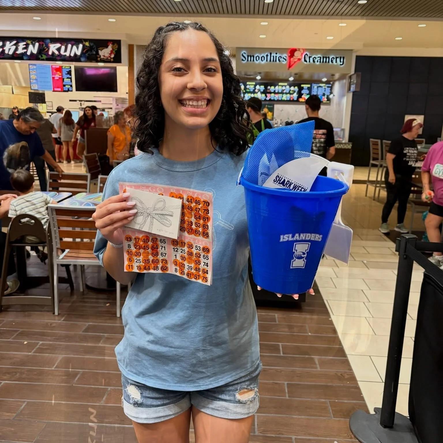 It was a fin-tastic Bingo Bonanza yesterday thanks to special prizes from @island_university in honor of Shark Week! 💰🦈 The adventure continues today at 11am with a shark-themed story time with @usoamstexas and special guest Izzy the Islander on th