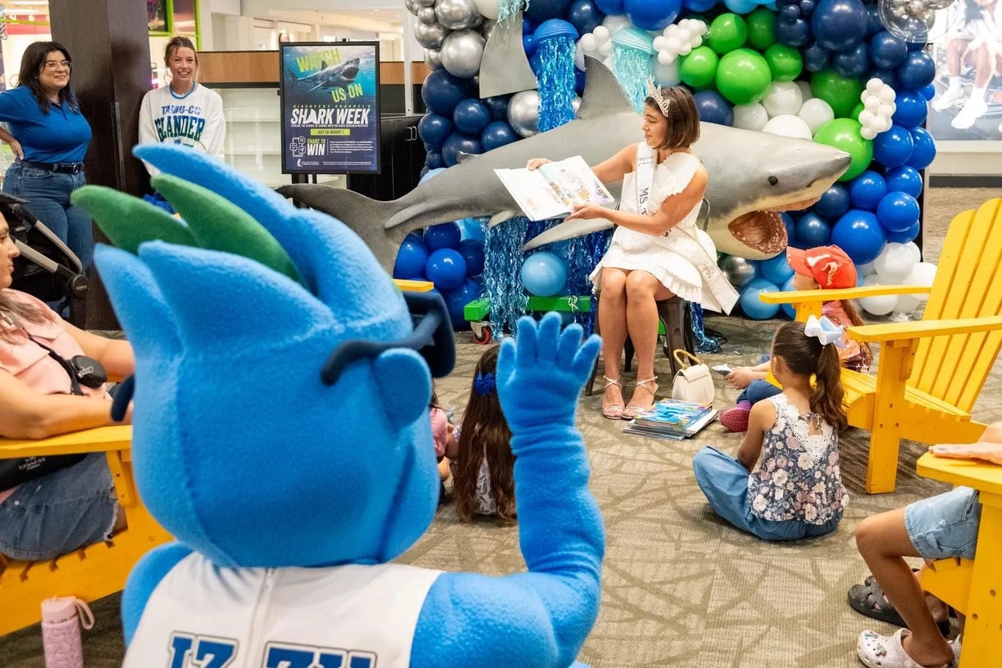 Thanks for dropping in, Izzy! Story time with @usoamstexas and our special guests from @island_university was a perfect way to celebrate Shark Week and our final week of Camp La Palmera. 🤙🦈📚