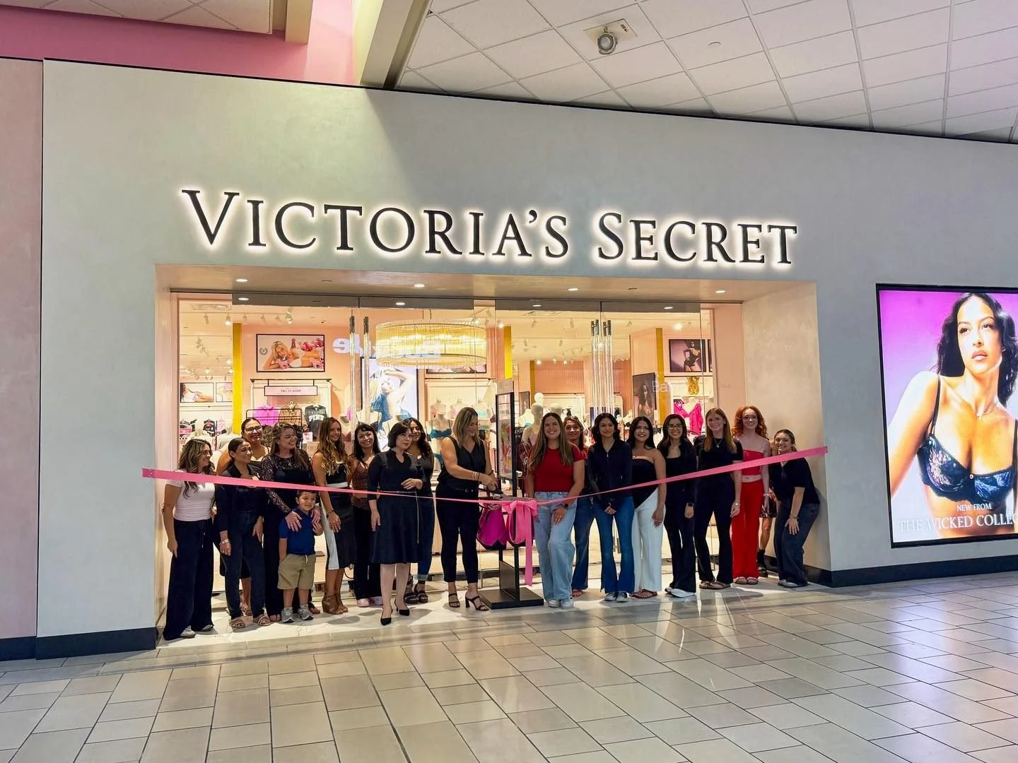 Look who has opened their newly renovated location at La Palmera! 🎀 Stop into the sparkly new Victoria's Secret and Victoria's Secret PINK next to Bath &amp; Body Works.✨