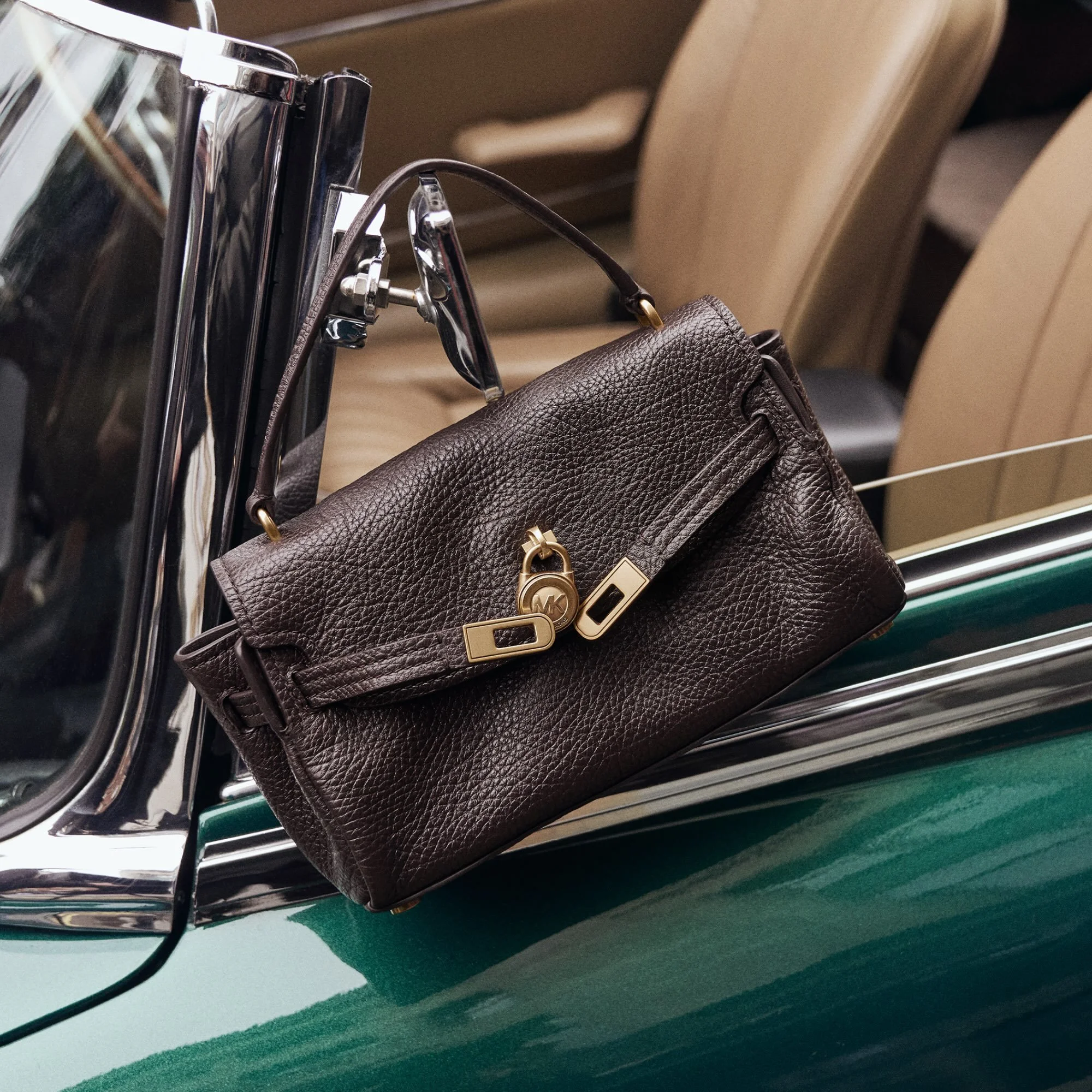 A New Hamilton Has Landed 💼
Slouchy, spacious and soft as ever, the new Hamilton is proof that icons get better with time. Stop in the #michaelkors store at La Palmera to get yours today.