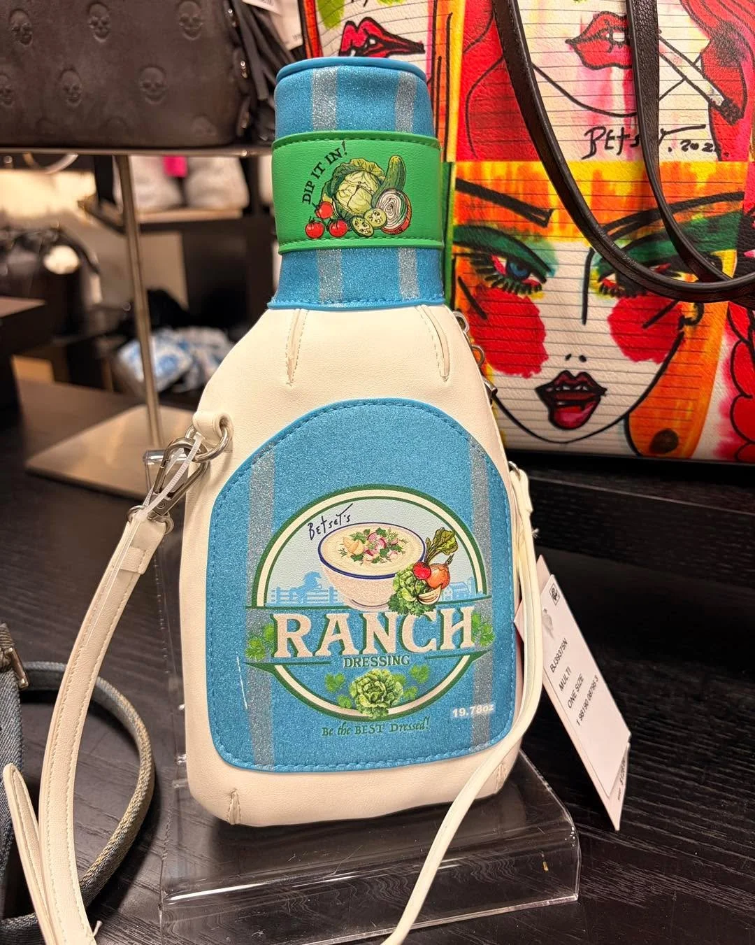 Headed to the texasfoodchampionship this weekend? Make sure you&rsquo;re the best &ldquo;dressed.&rdquo;

Betsey Johnson crossbody bag for hands-free convenience available at @dillardslapalmera