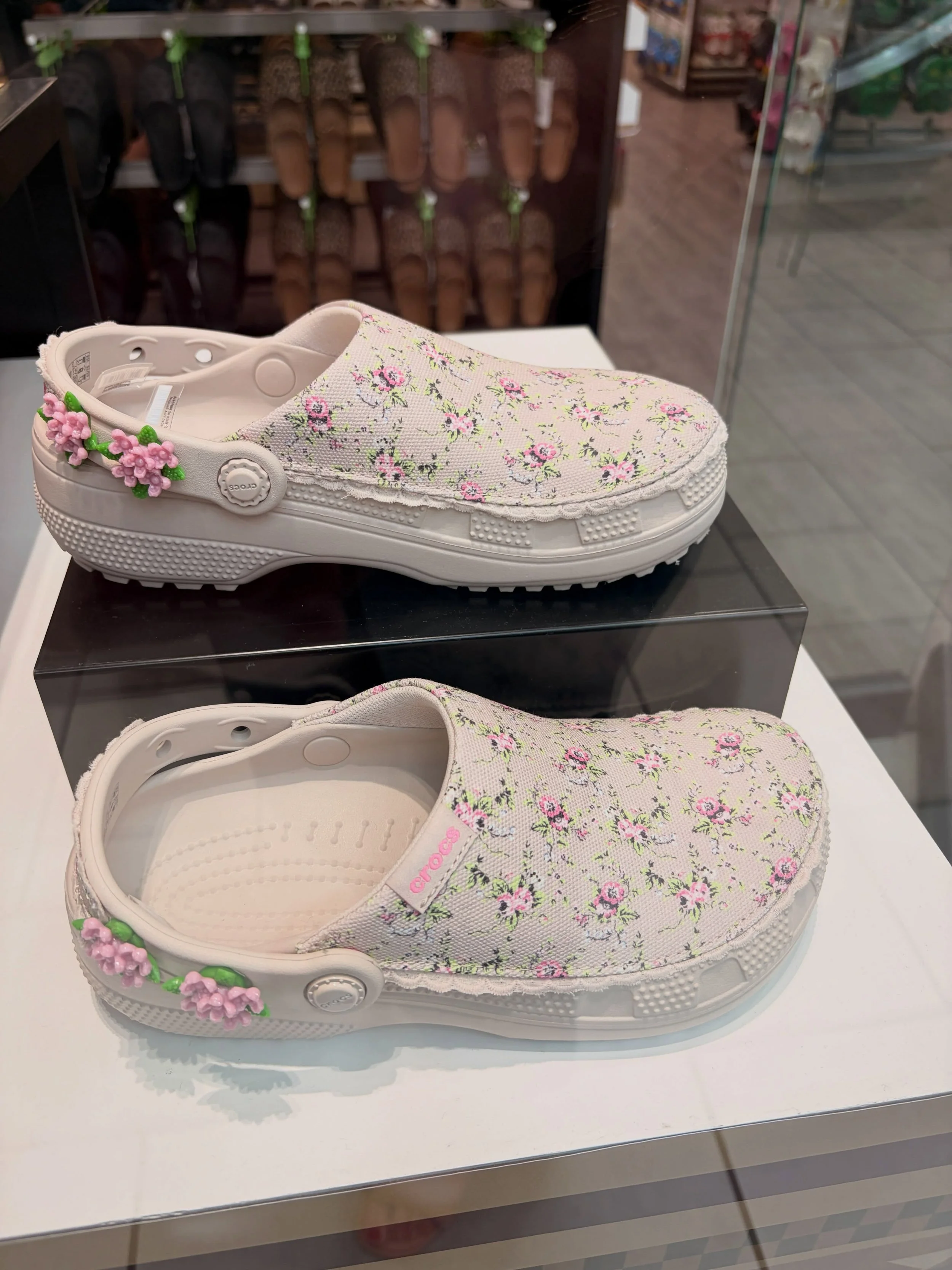 Happy #tuesdayshoesday! Bringing you the new stitched clogs available at the @crocs store a La Palmera. 🍁