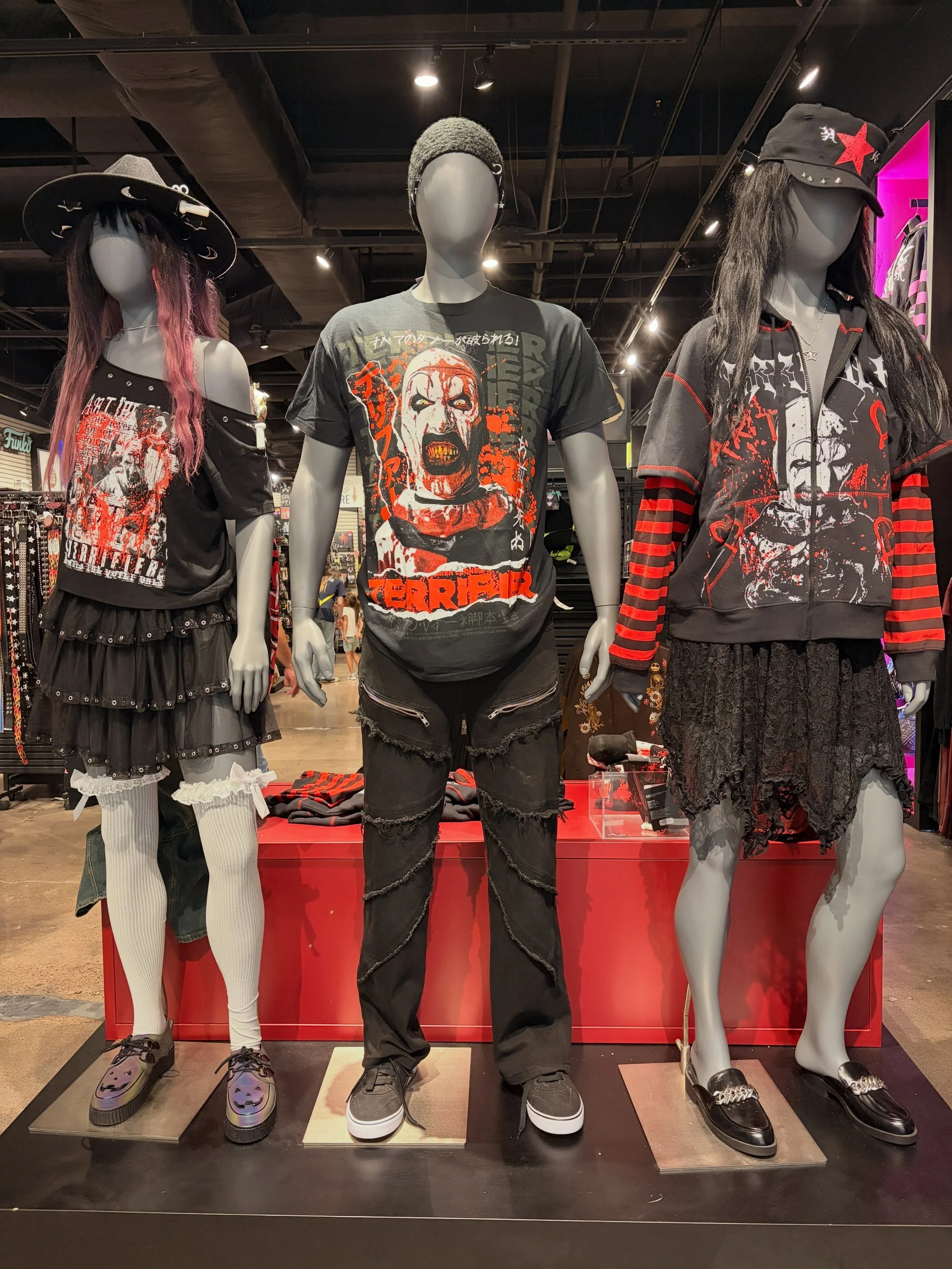 When October is finally here at the mall 🤗 @hottopic