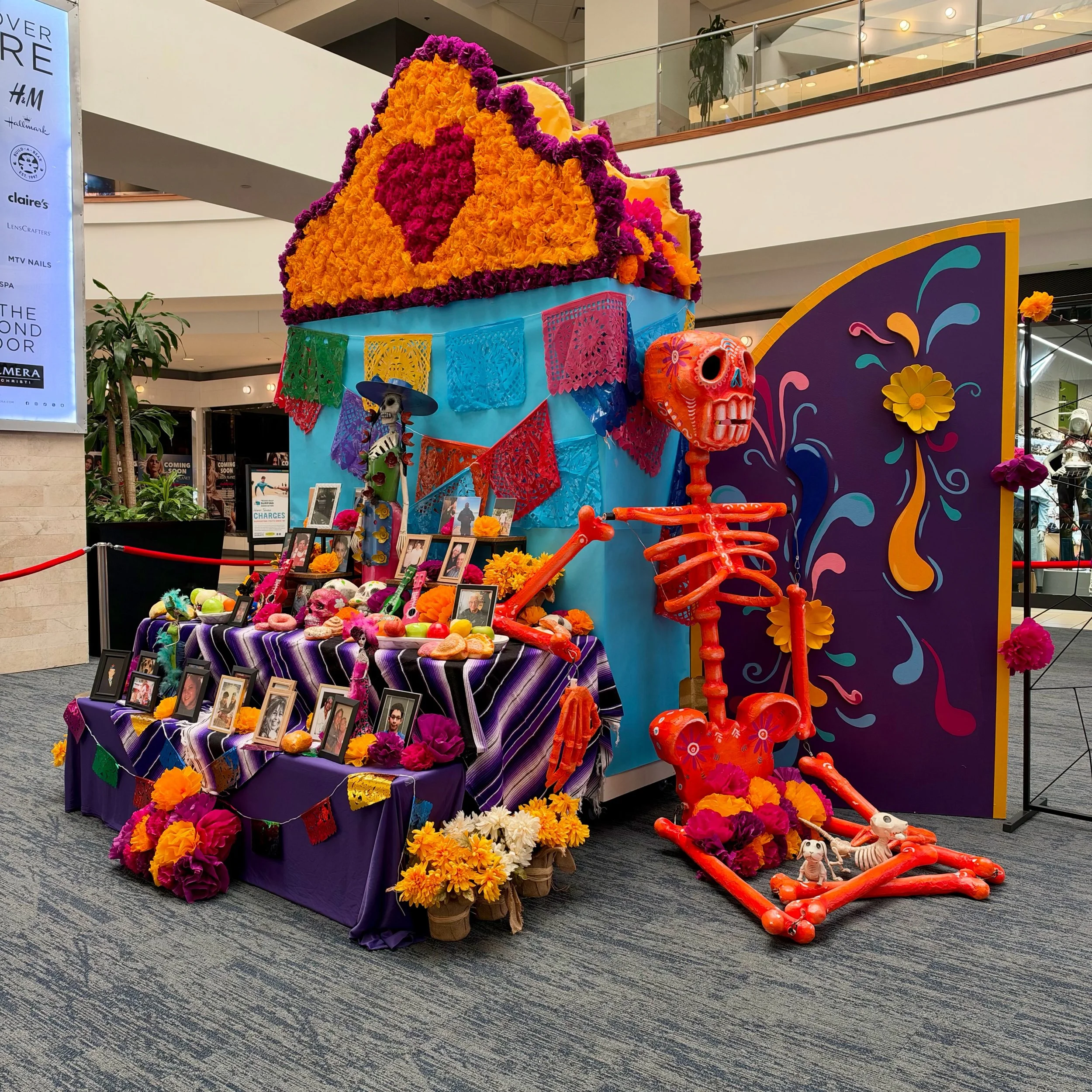 Dia De Los Muertos is in full swing at La Palmera! 💀🌺🕯️ Our friends at @kspacecontemporary have created the MOST BEAUTIFUL ofrenda for shoppers to honor their loved ones now through November 2 in West Court next to Vans. The community is encourage