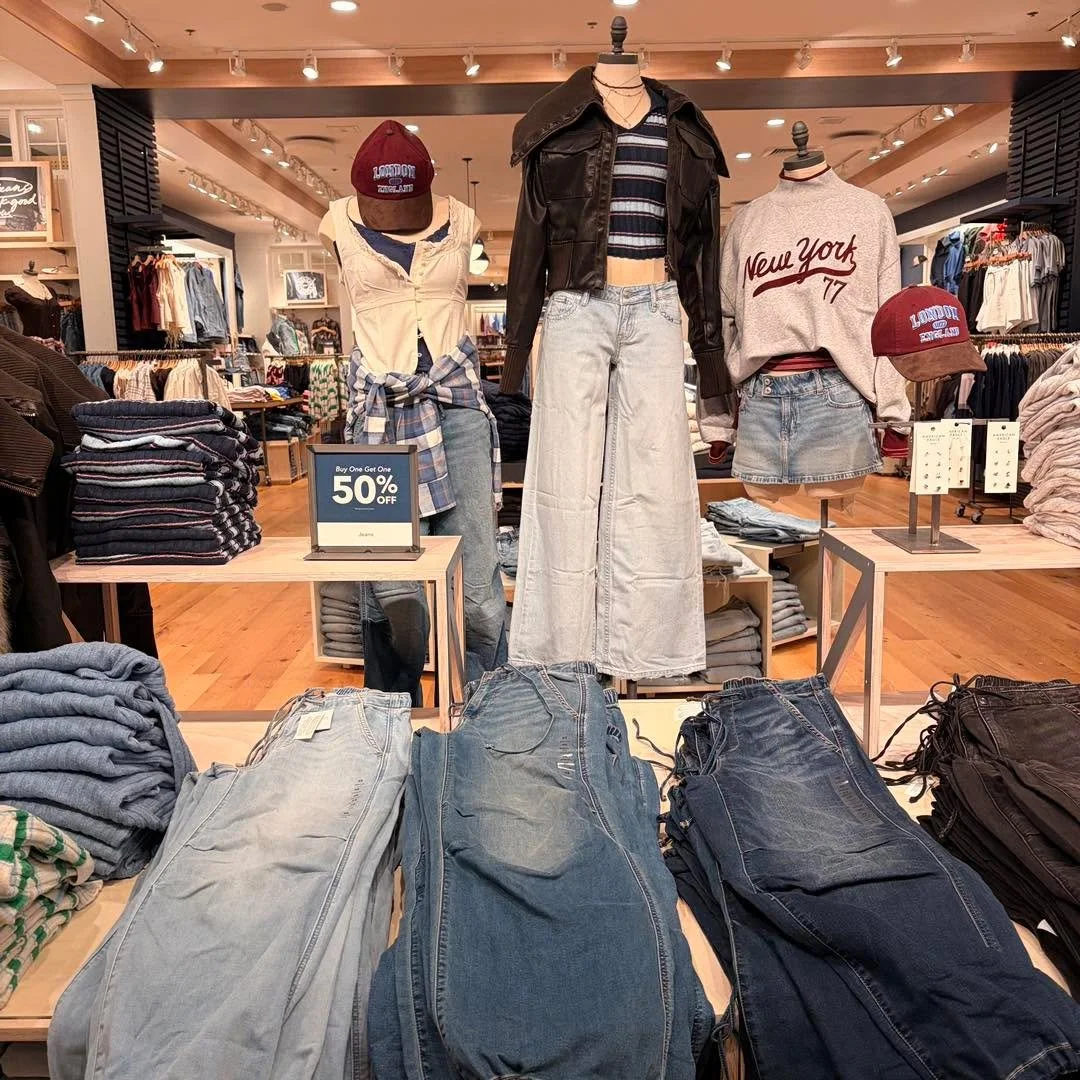 Thank goodness for Thursdays! 📚 15% off for students with valid school ID at American Eagle 🦅