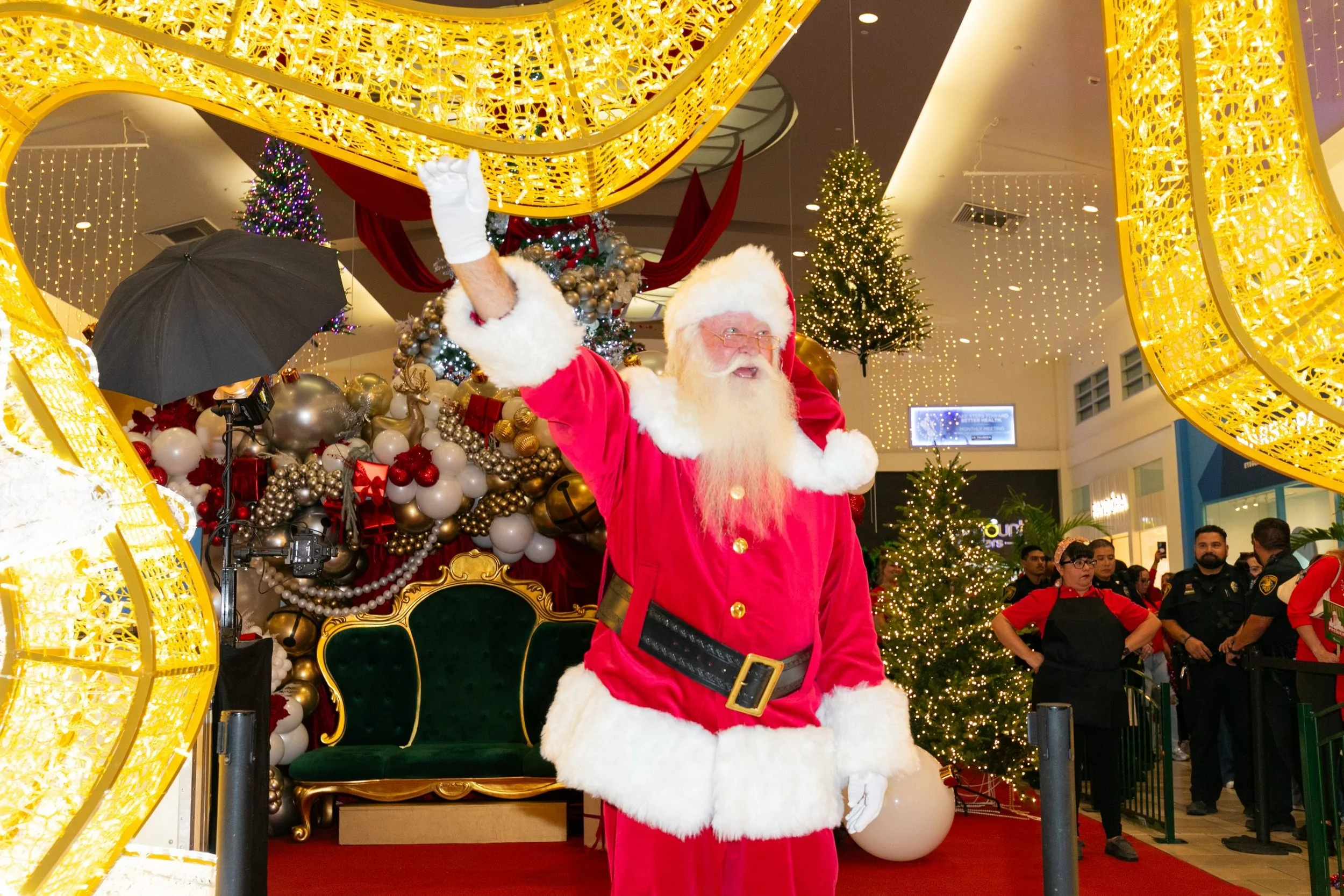 The big guy makes his annual debut in ONE WEEK!🎅🏼💫 Santa&rsquo;s Arrival at La Palmera presented by @physicianspremierer is Wednesday, November 4 from 5pm-8pm with special guests and live entertainment free for all ages! 

Santa is taking his arri