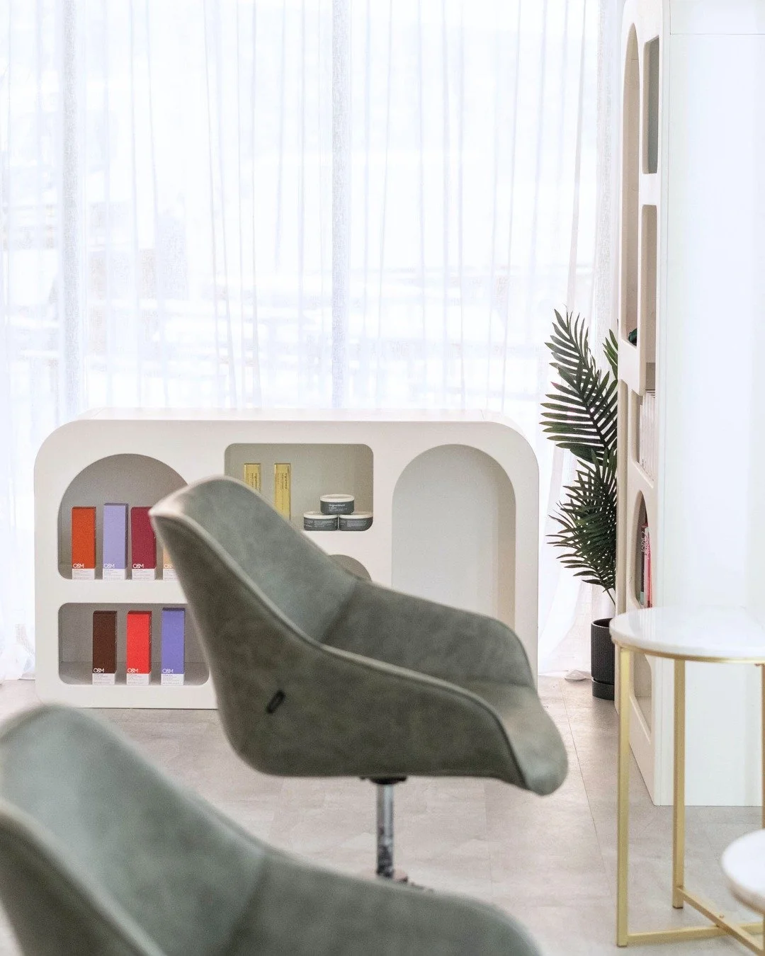 𝐅𝐫𝐞𝐬𝐡 𝐬𝐞𝐚𝐬𝐨𝐧, 𝐟𝐫𝐞𝐬𝐡 𝐡𝐚𝐢𝐫 𝐞𝐧𝐞𝐫𝐠𝐲. ✨

𝘞𝘩𝘦𝘵𝘩𝘦𝘳 𝘪𝘵&rsquo;𝘴 𝘢 𝘴𝘰𝘧𝘵 𝘳𝘦𝘧𝘳𝘦𝘴𝘩, 𝘢 𝘯𝘦𝘸 𝘵𝘰𝘯𝘦, 𝘰𝘳 𝘢 𝘧𝘶𝘭𝘭 𝘵𝘳𝘢𝘯𝘴𝘧𝘰𝘳𝘮𝘢𝘵𝘪𝘰𝘯, 𝘺𝘰𝘶𝘳 𝘯𝘦𝘹𝘵 𝘴𝘢𝘭𝘰𝘯 𝘷𝘪𝘴𝘪𝘵 𝘪𝘴 𝘵𝘩𝘦 𝘱𝘦𝘳𝘧𝘦𝘤