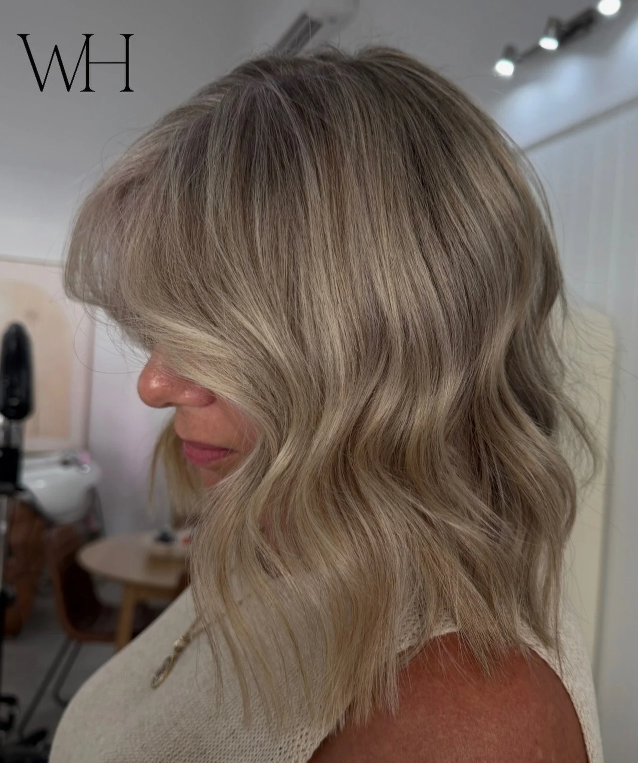 Foils don&rsquo;t have to be complicated ✨
A few strategically placed highlights + natural dimension = effortless, seamless grow-out and that soft, lived-in blonde we love 🤍