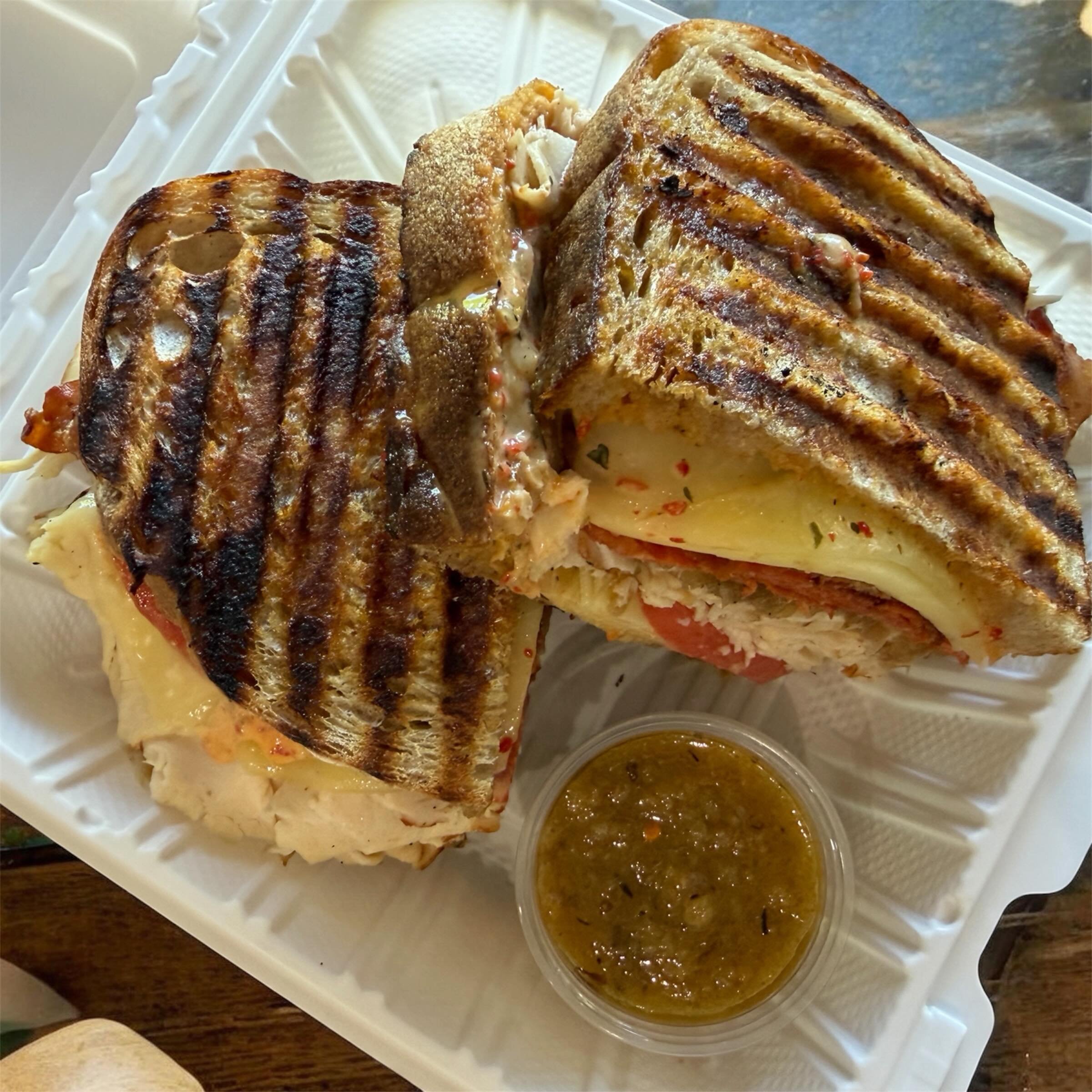 Special of the week 

The Coachella club 

Roasted chicken 
Bacon 
Pepperoni 
Hierloom tomatoes 
White cheddar
Provolone
Caramelized onions 
Herbed piquillo aioli 

Served with a side sauce: golden raisin chutney 

Available this week only, come hung