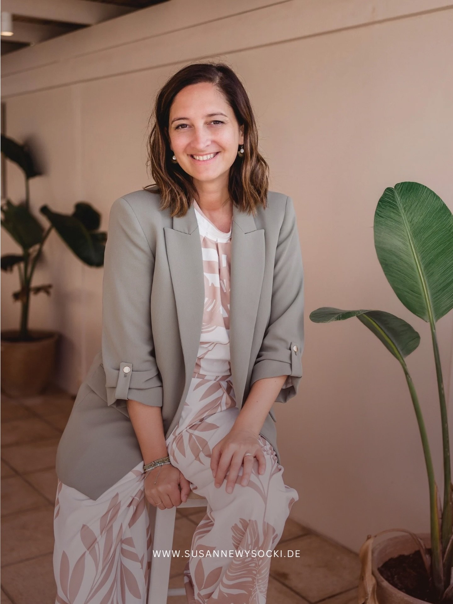 Ich habe lange jemanden gesucht, der mich bei der Hand nimmt.

Stattdessen bin ich gegangen. Nicht immer geradeaus. Manchmal im Kreis. Manchmal gar nicht. Es gab Phasen, in denen ich mich selbst kaum noch kannte &ndash; und Momente, in denen ich alle