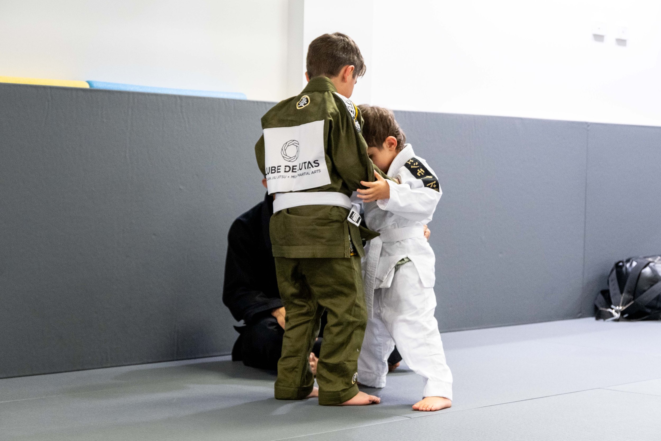 Kids learning Brazilian Jiu Jitsu at Clube De Lutas Brazilian Jiu Jitsu school