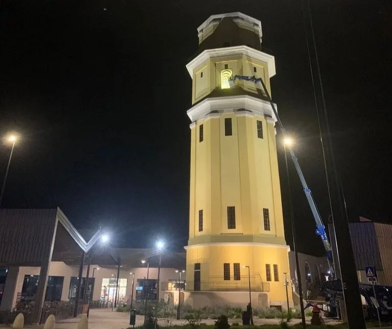 Allestimento insegne in quota con mezzi di sollevamento