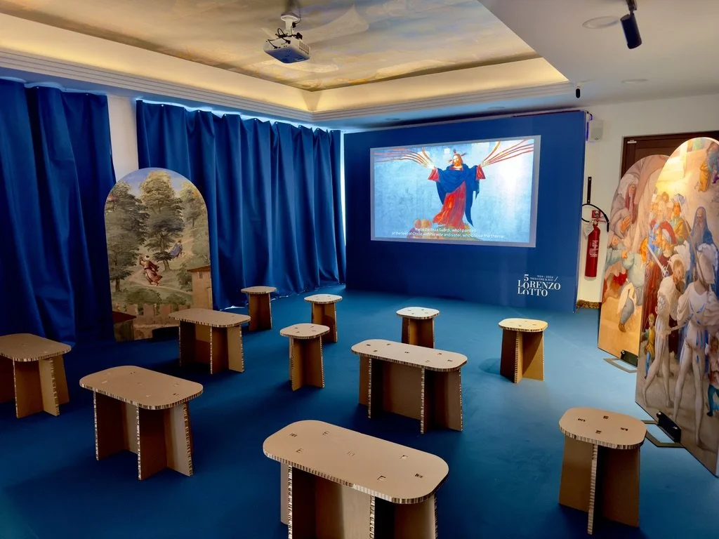 Allestimento mostre, moquette, fresatura materiali rigidi, pannelli decorativi, vetrine, tende 
