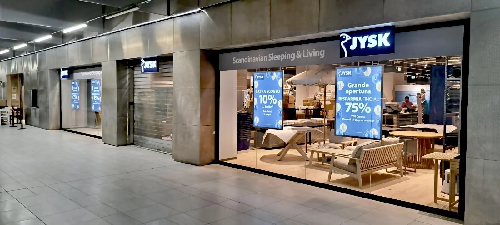 Allestimento vetrine e insegne per catene