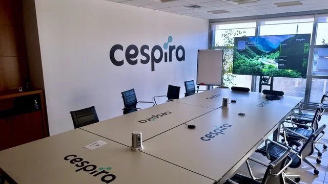 Decorazione sala meeting con elementi a parete, adesivi per tavoli e paraspigoli abbinati