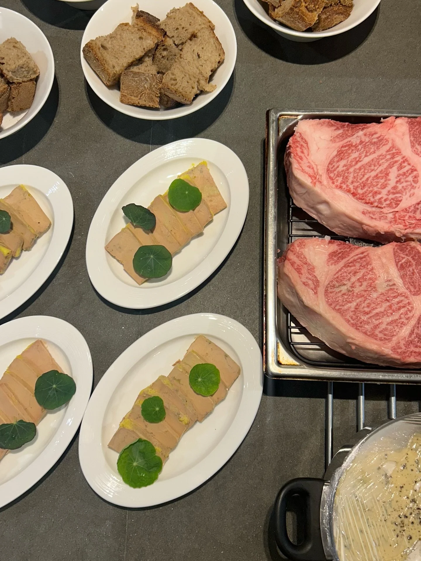 9 jours de chef &agrave; demeure en images 👨&zwj;🍳🔥

1- derni&egrave;re soir&eacute;e : foie gras et wagyu
2- cheesecake framboise vanille 
3- Cuisson du wagyu
4- Pad tha&iuml; soir&eacute;e asiatique 
5- Montagne de makis
6- houmous patate douce 