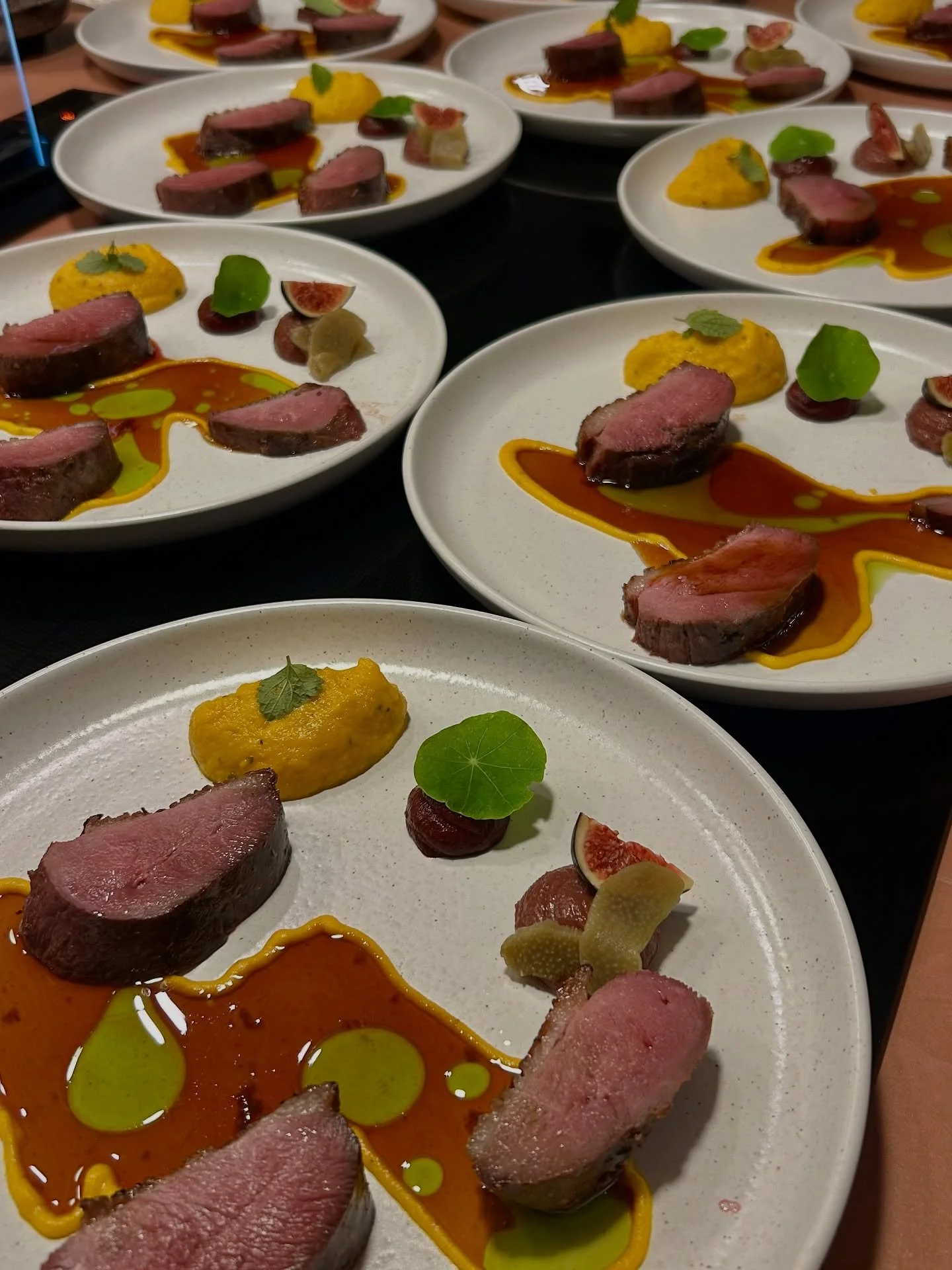 Septembre ⭐️ 
Que du kiff encore une fois 🔥

1- Magret/carotte passion gingembre /figues &eacute;chalotes/barbecue ail noir 
2- Chipirons grill&eacute;s/ail noir/zestes d&rsquo;agrumes/riz souffl&eacute; 
3- Mariage Lucie et Gaspard 6 Septembre - gn