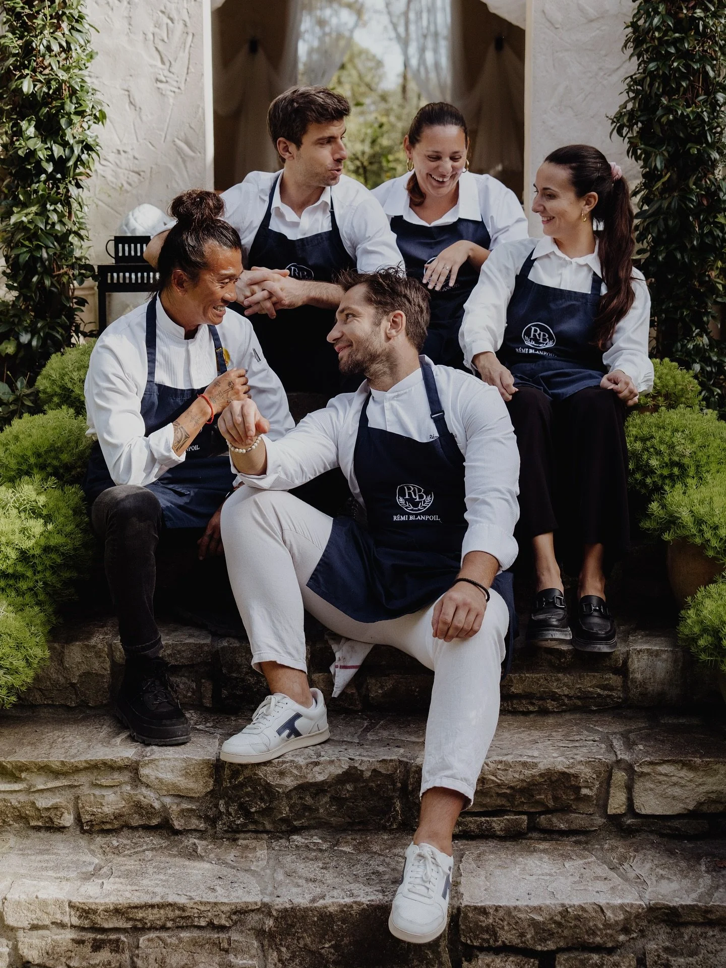 &Eacute;quipe ⭐️
Parce que un moment d&rsquo;exception ne l&rsquo;est pas uniquement gr&acirc;ce aux plaisirs des papilles mais aussi et surtout gr&acirc;ce au professionnalisme d&rsquo;une &eacute;quipe, aux attentions aux sourires, au savoir vivre.