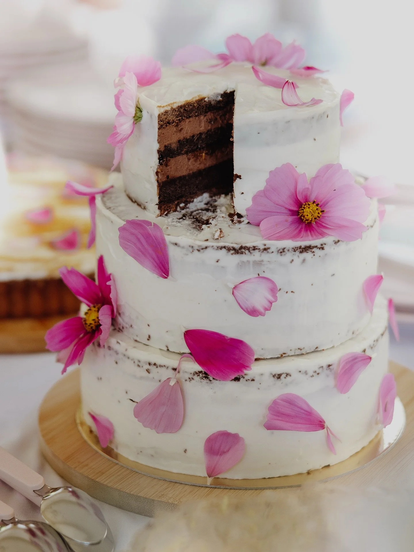 Que serai un grand repas de mariage sans un grand dessert ?🍰
Parceque la p&acirc;tisserie fait aussi partie int&eacute;grante de nous, c&rsquo;est notre deuxi&egrave;me passion ⭐️

Nous r&eacute;alisons vos p&acirc;tisseries sur mesure car nous voul