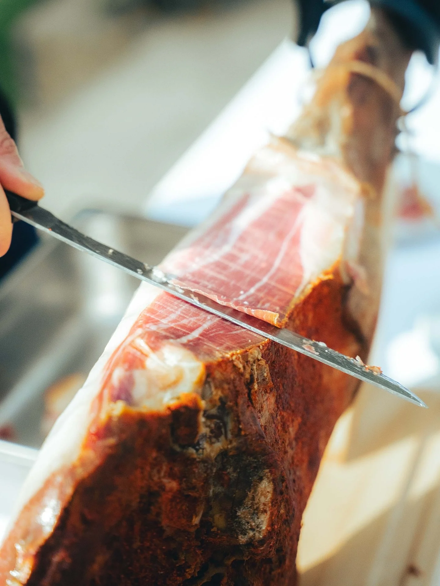 Jambon cru 🫶 Rapha&euml;l s&rsquo;occupe personnellement de la d&eacute;coupe sur vos mariages 🔪🐷

C&rsquo;est tout un art de tailler de fines tranches &agrave; l&rsquo;horizontale pour qu&rsquo;elles puissent fondre en bouche accompagn&eacute; d&