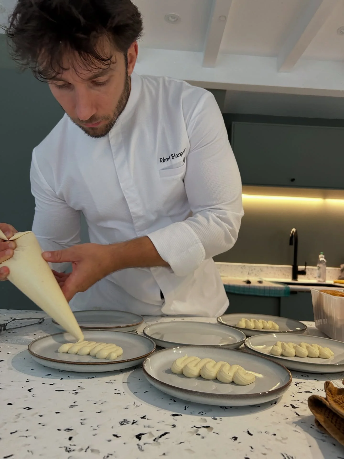 2 ans 🕯️ joyeux anniversaire &agrave; moi-m&ecirc;me 😅🔥👨&zwj;🍳
2023-2025 seulement deux ans !!! 

Deux ann&eacute;es incroyables o&ugrave; il s&rsquo;est pass&eacute; tellement de choses, tellement de rencontres incroyables, tellement d&rsquo;&e