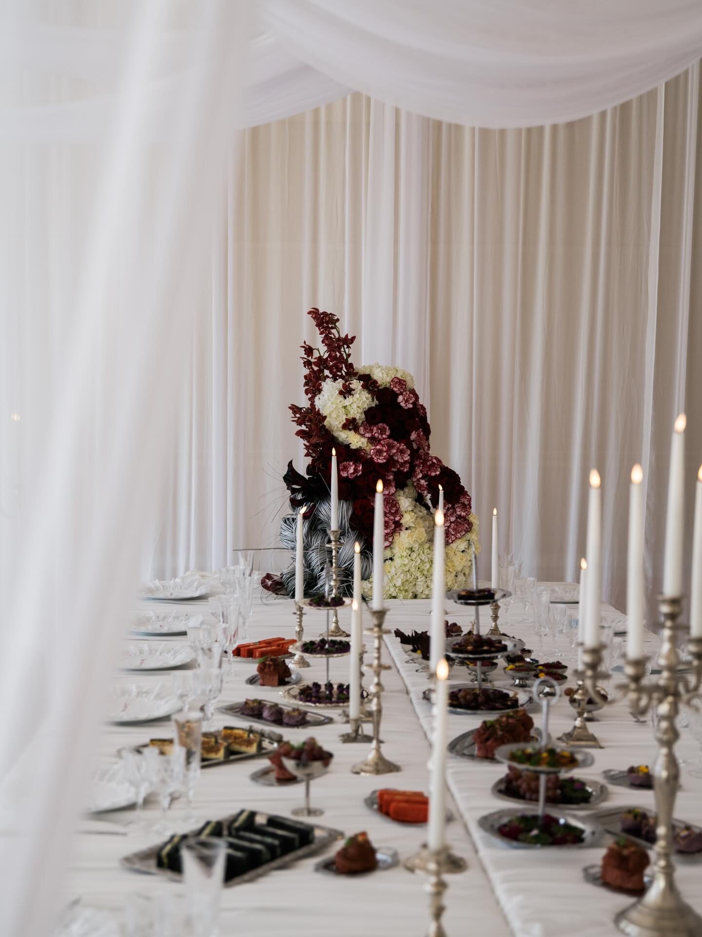 La saison des mariages et des grands buffets arrive &agrave; grands pas. 💍

Toute notre &eacute;quipe a h&acirc;te de vous retrouver et de mettre en sc&egrave;ne de grandes tables gourmandes ⭐️

@patriciahendrychovaestanguet 

#mariage #chef #traite