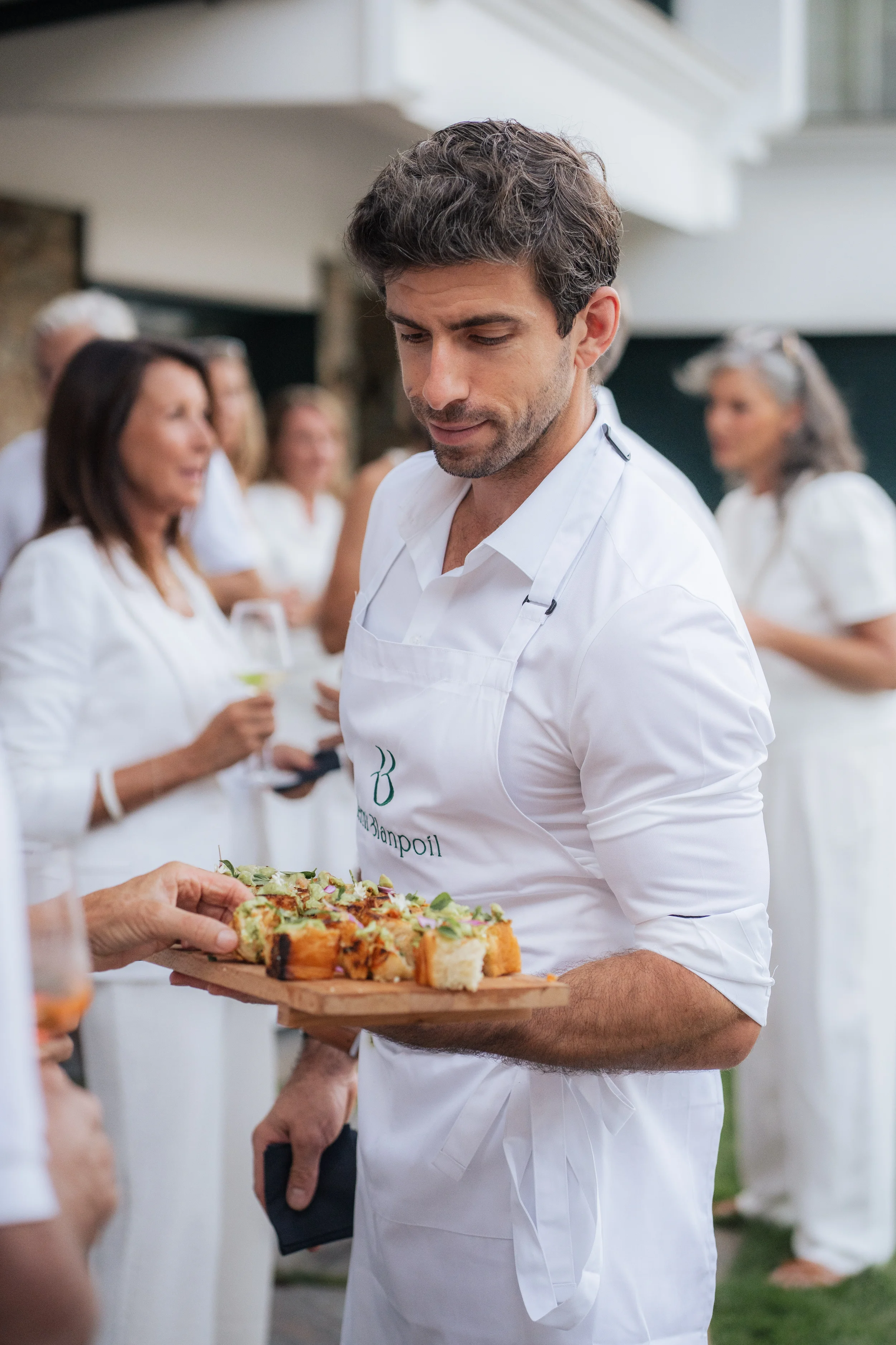 Raphaël serveur pour vos soirées d'excepetion