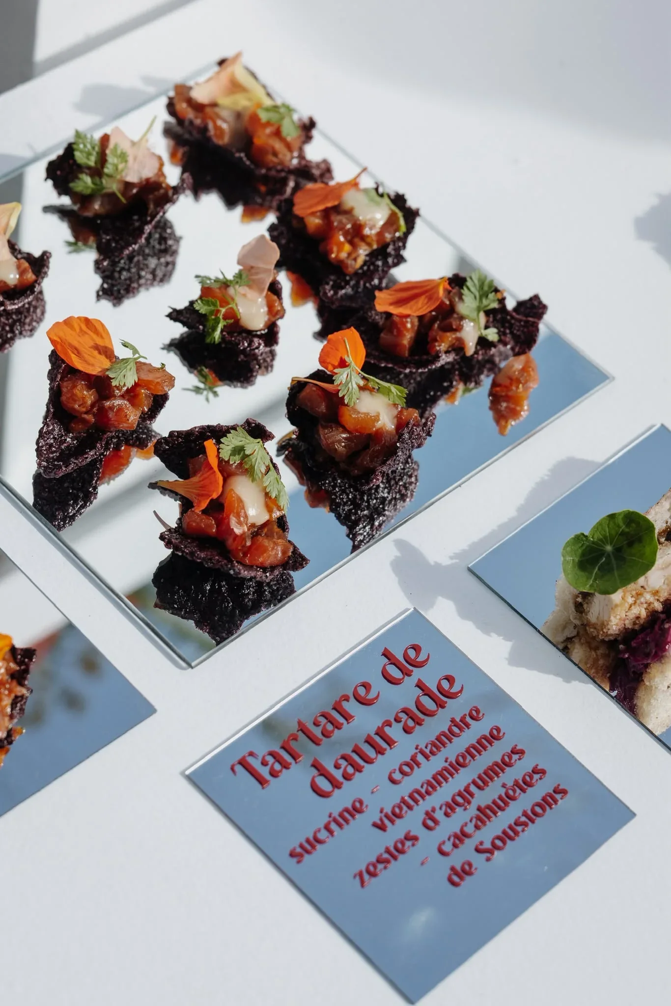 Tartare de daurade sur chips de riz noir, coriandre vietnamienne et cacahuètes, traiteur mariage Landes