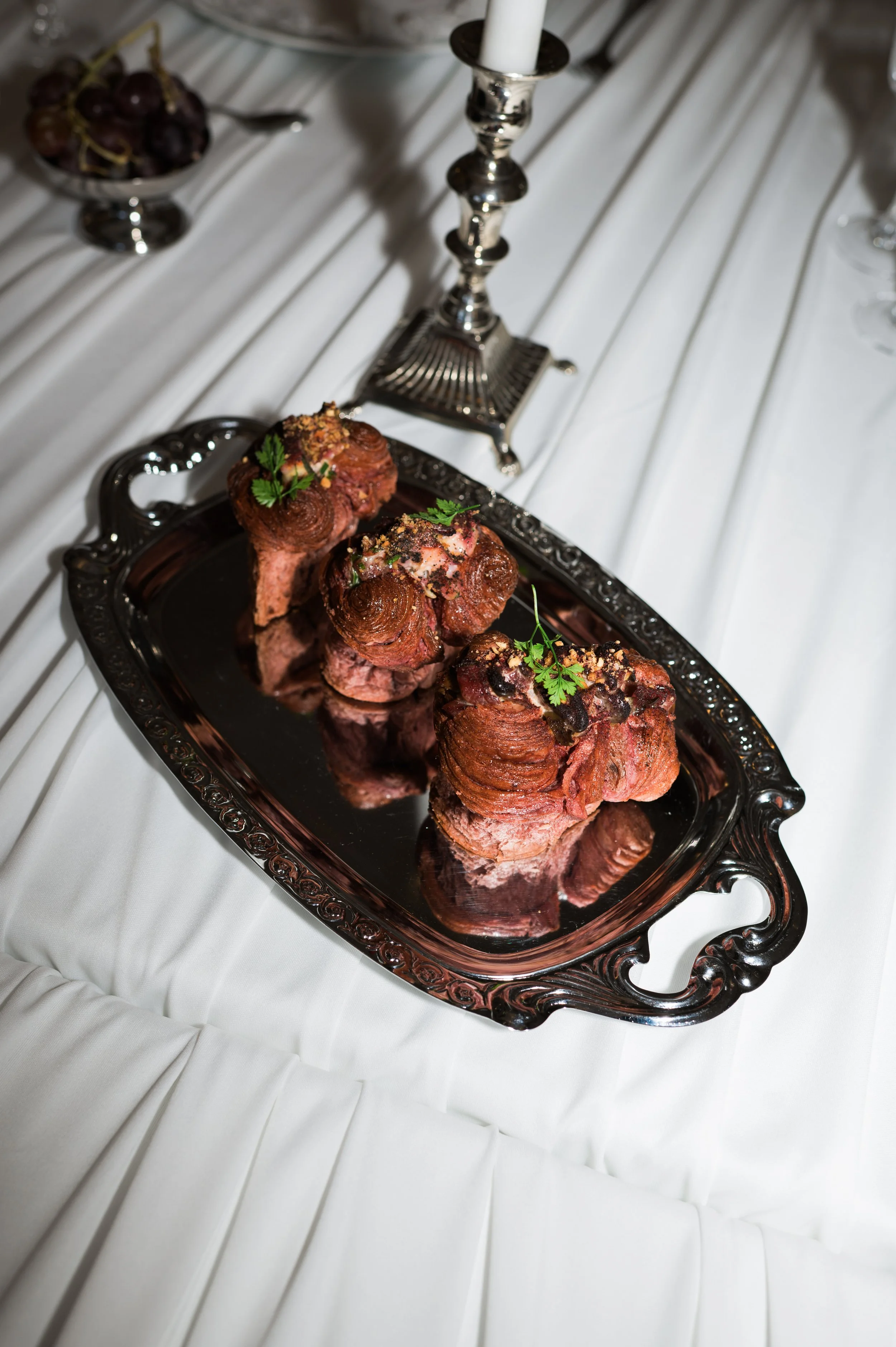 Viande rouge garnis d'herbes fraîches sur plateau argenté, apéritif gastronomique par le chef traiteur Rémi Blanpoil, Hossegor, Landes, Sud-Ouest