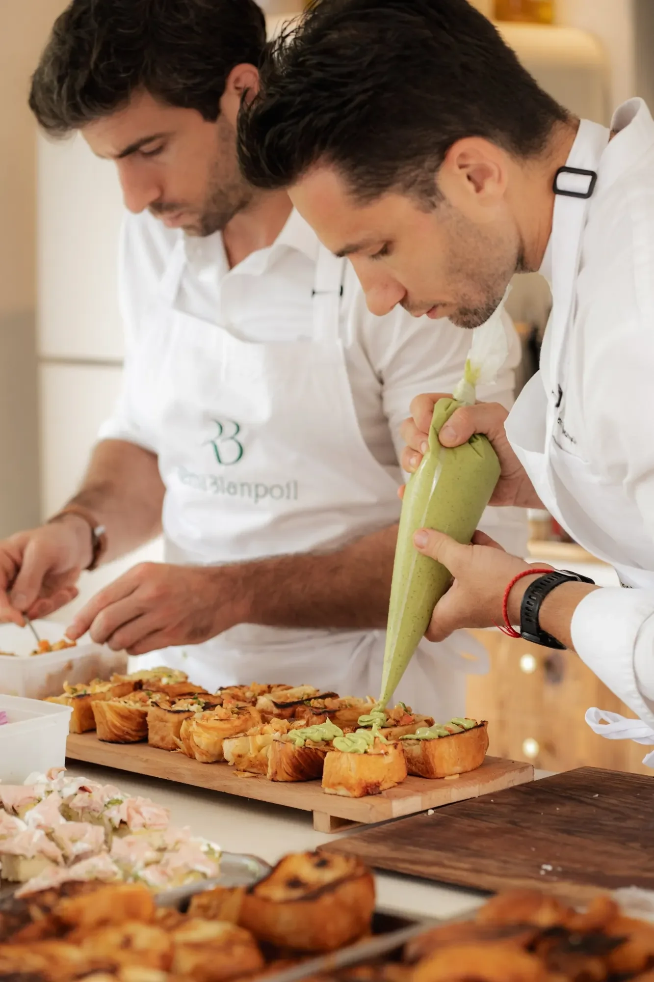 Dressage de canapés traiteur mariage à la crème d’avocat, équipe Rémi Blanpoil.