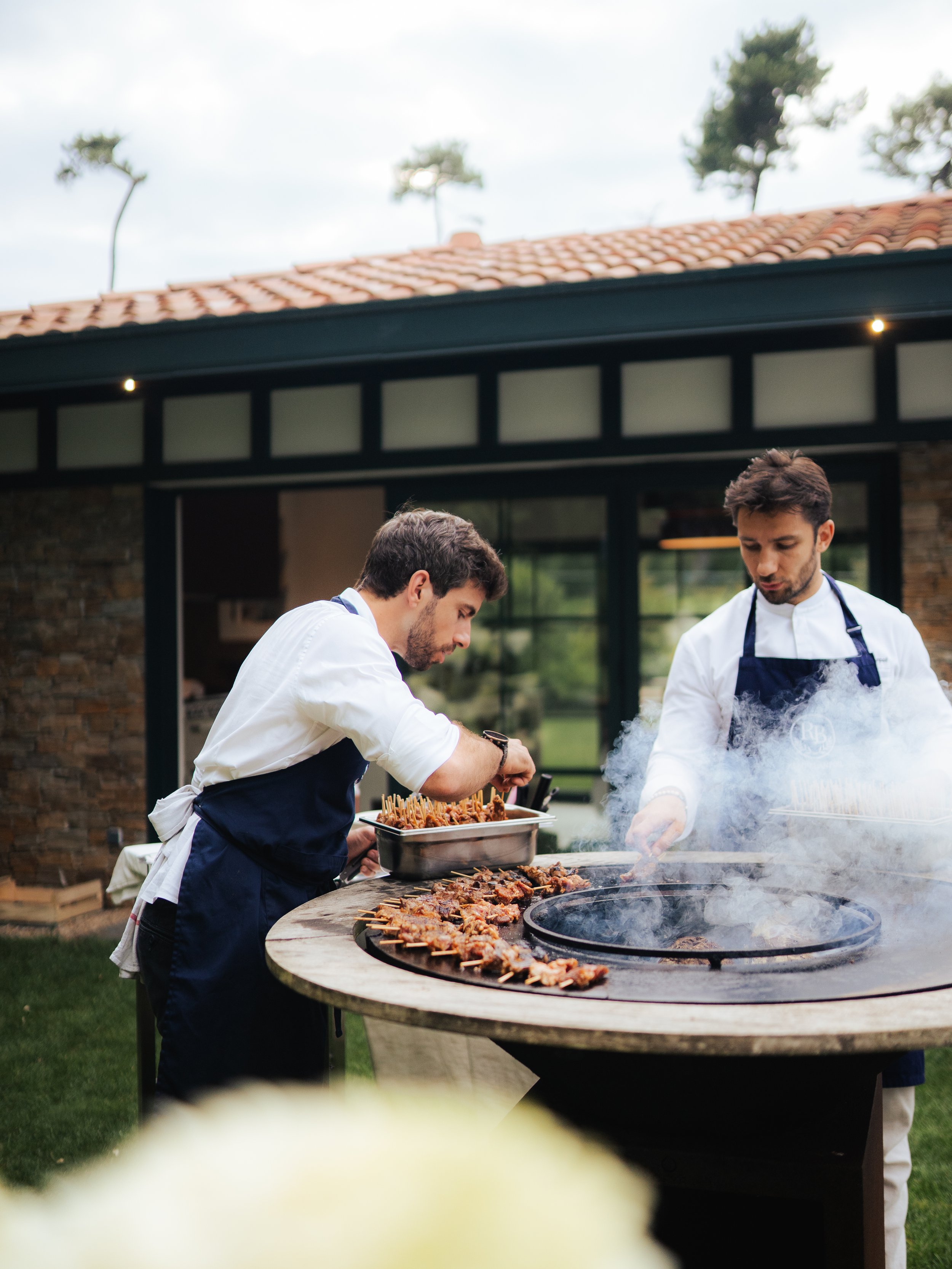 Chef privé à domicile dans les Landes préparant un dîner gastronomique sur-mesure dans le sud-ouest et Pays basque