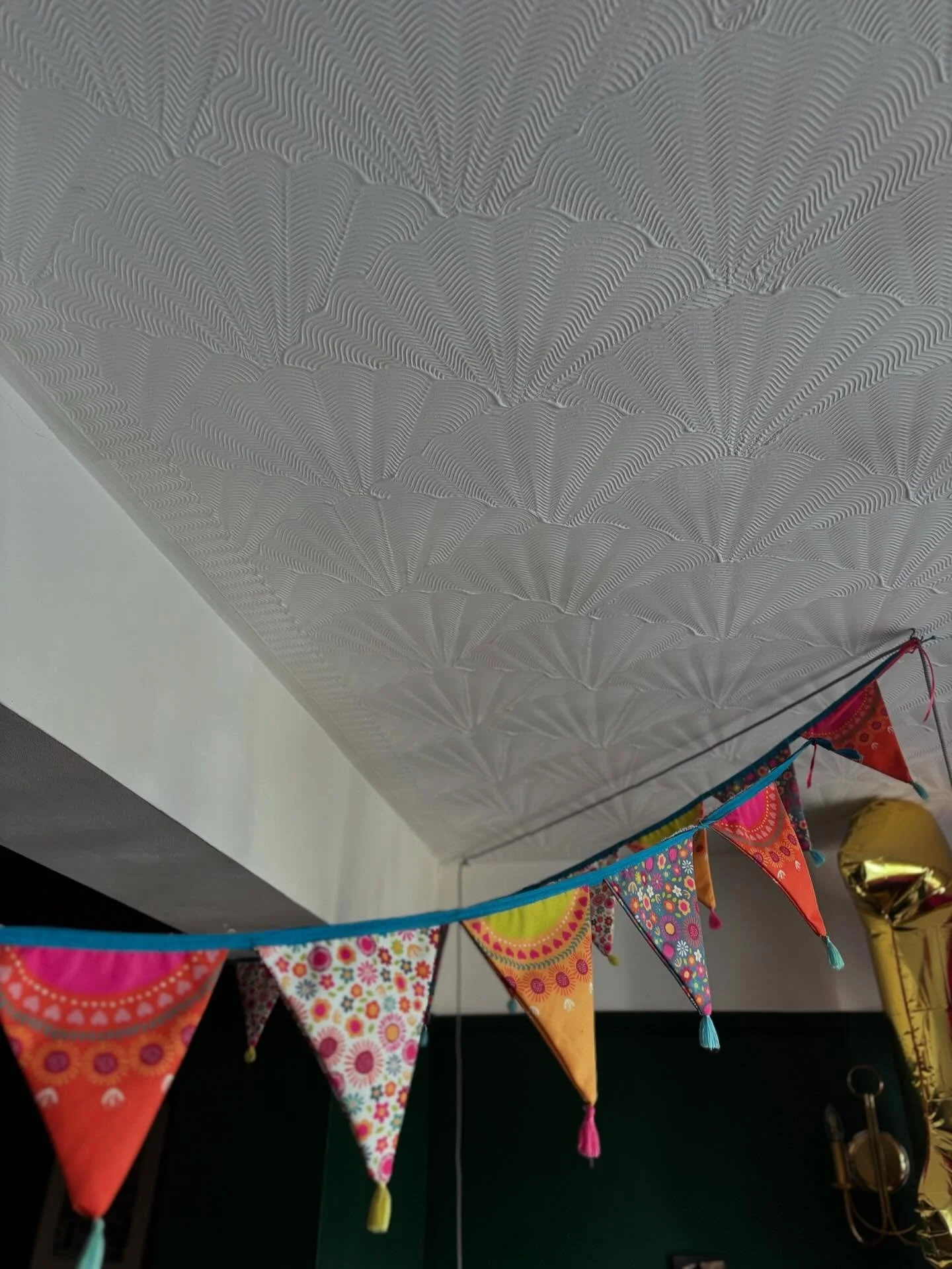 ✦ A C U P U N C T U R E E V E R Y W H E R E ✦
I see acupuncture everywhere, even in @therapy.with.charlotte living room.
The ceiling all lined up like meridians, patterns carrying rhythm and flow. Even the bunting joins in - colour, movement, and