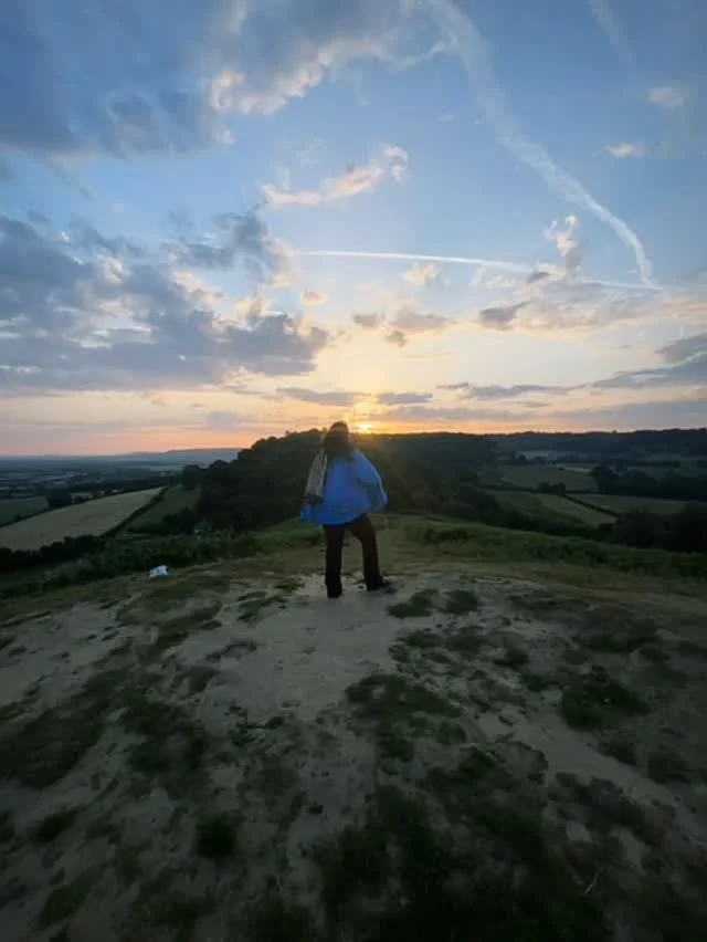 ✶ S U N R I S E ✶
The first rays of sunrise remind us that each day holds a fresh beginning. In Chinese medicine, the morning is associated with the Lung and Large Intestine meridians, a time to breathe deeply, move gently, and set the tone for bala