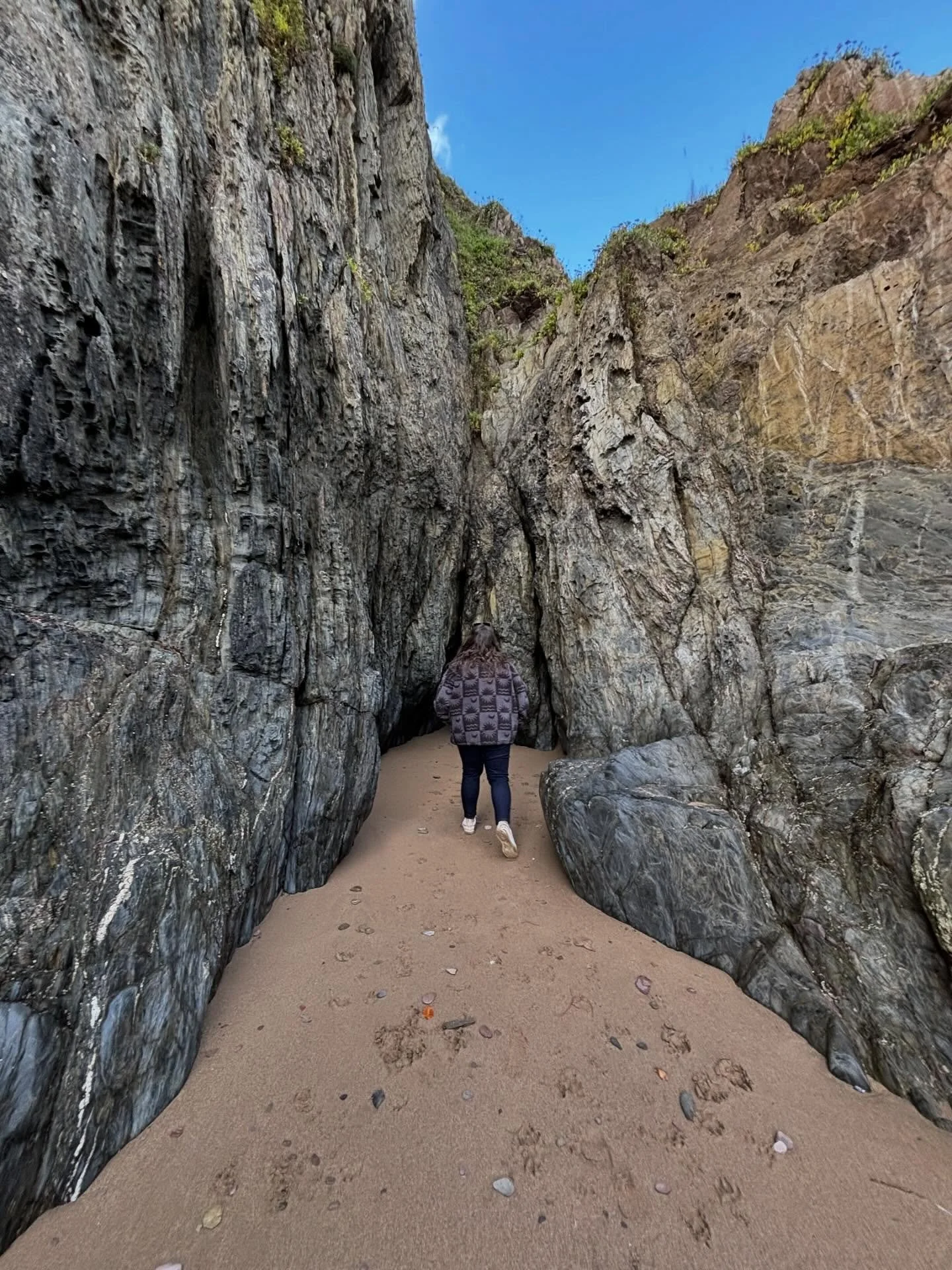 ✣ E A R T H  E N G E R G Y. ✣

Walking between stone and sky, I feel the steady pulse of Earth: quiet, patient, holding.

In the Five Elements, Earth is our centre, the space we return to when the seasons turn and life feels uncertain. It reminds us 