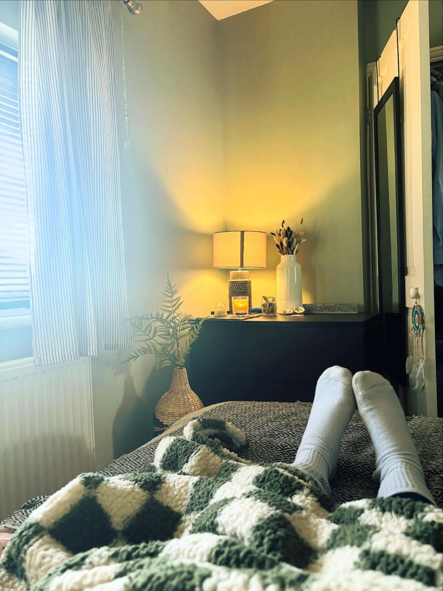 ✢ C O L D  F E E T ✢

In Chinese medicine, your feet are the home of your Kidney and Liver meridians AKA key pathways for storing vital energy (Yuan Qi), regulating blood, and warming your body. 

When your feet are cold, it&rsquo;s like your energy 