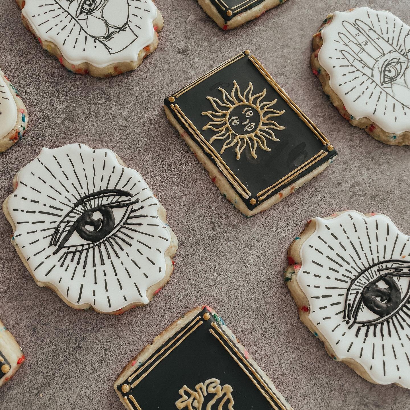 Seriously obsessed with this set 😍 all the tarot, palmistry, and celestial vibes ✨💫🌞

.
.
#tarotcookies #celestialcookies #palmistry #halloweencookies #orlandocookies #orlandosmallbusiness