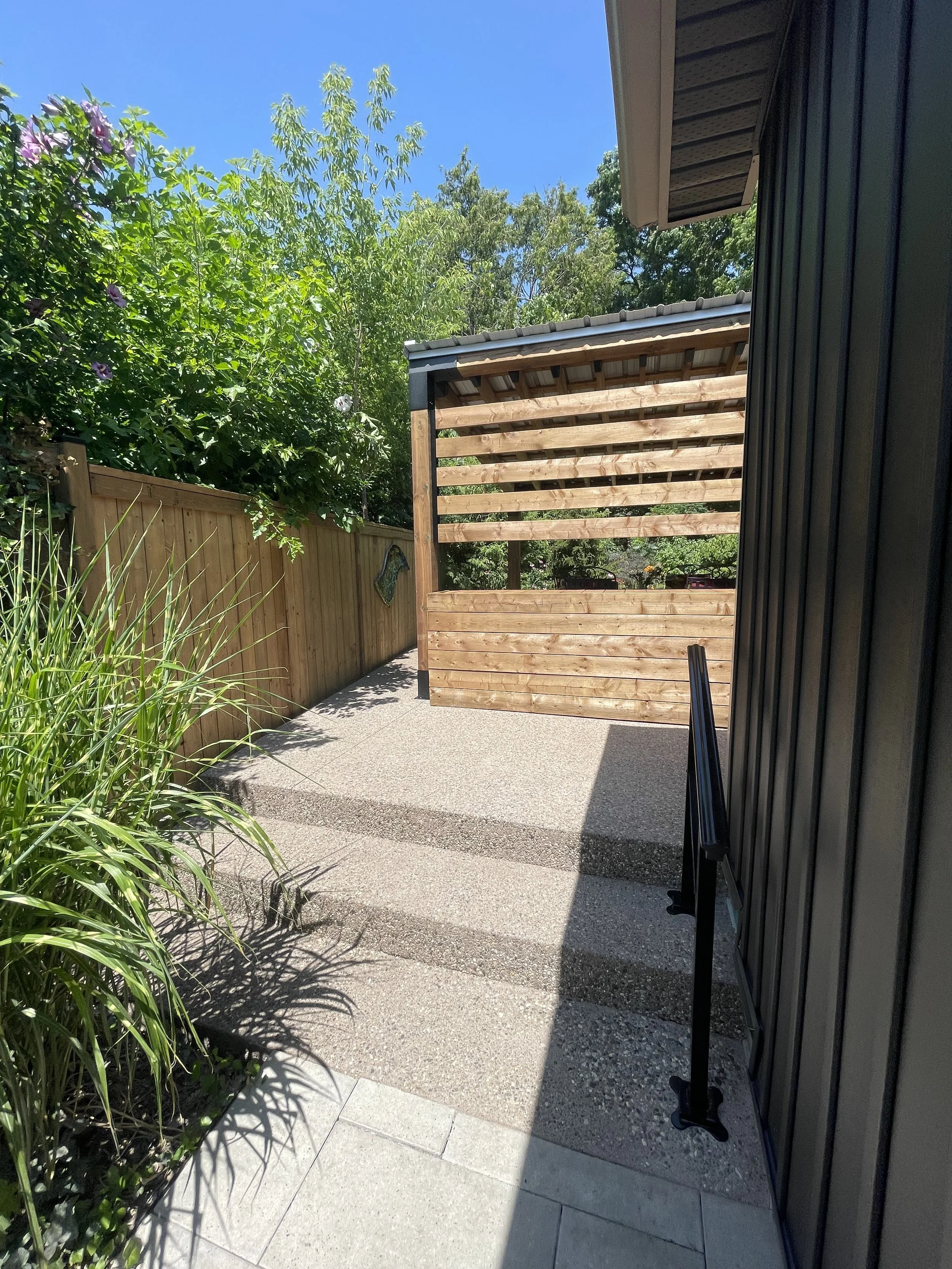 exposed-aggregate-patio-cedar-privacy-wall-pergola