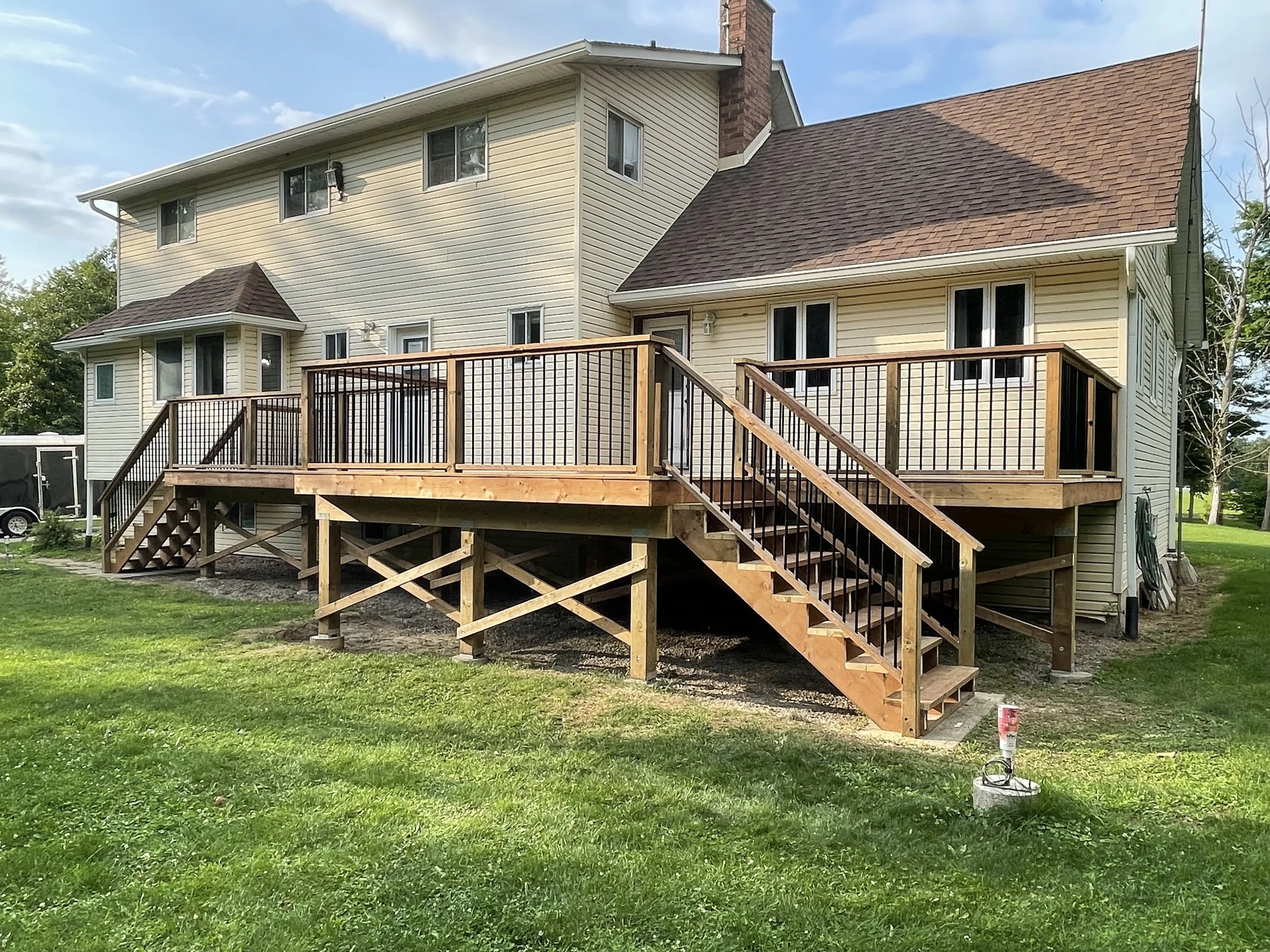 elevated-backyard-deck-black-aluminum-railing