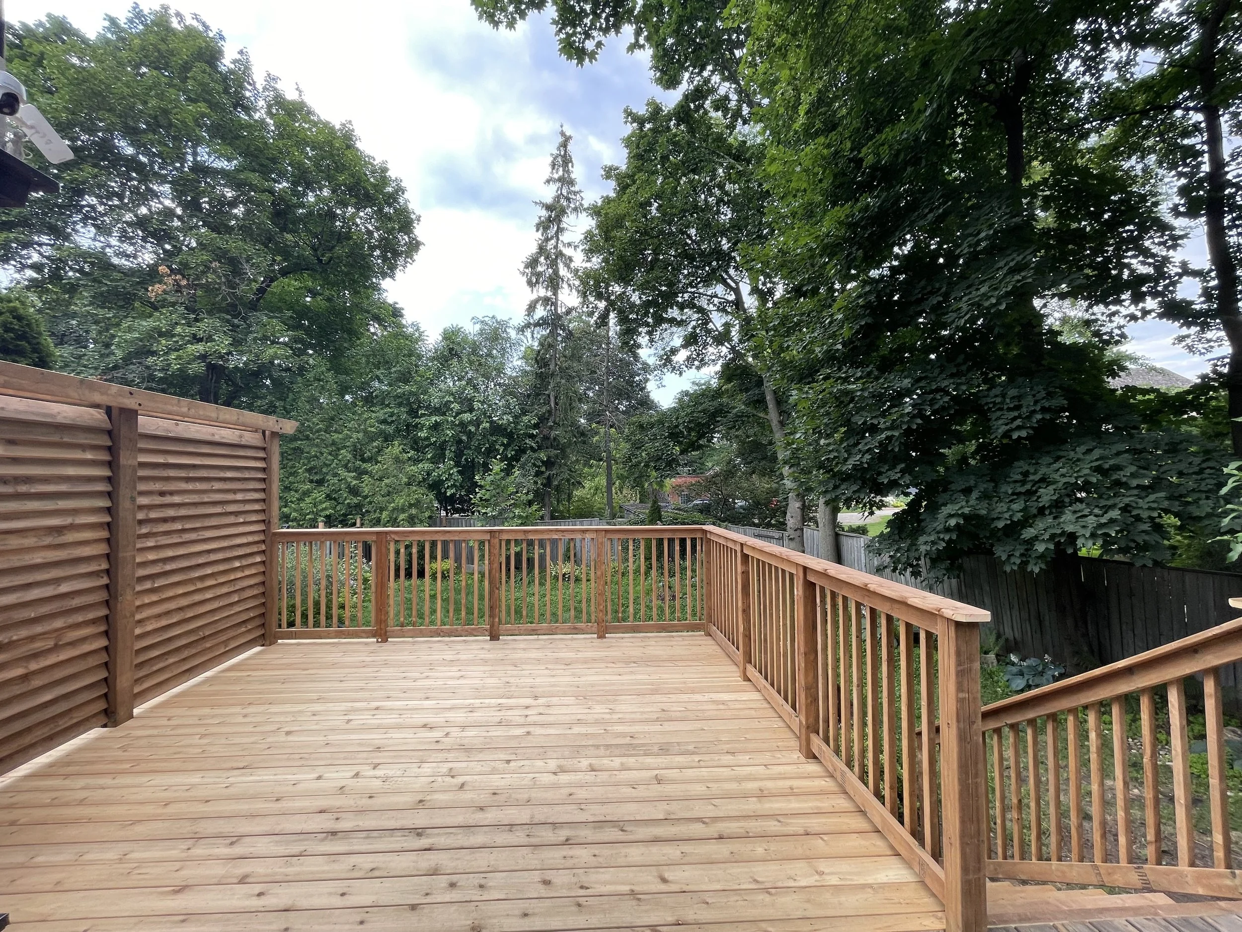 cedar-backyard-deck-black-aluminum-railing-privacy-screen