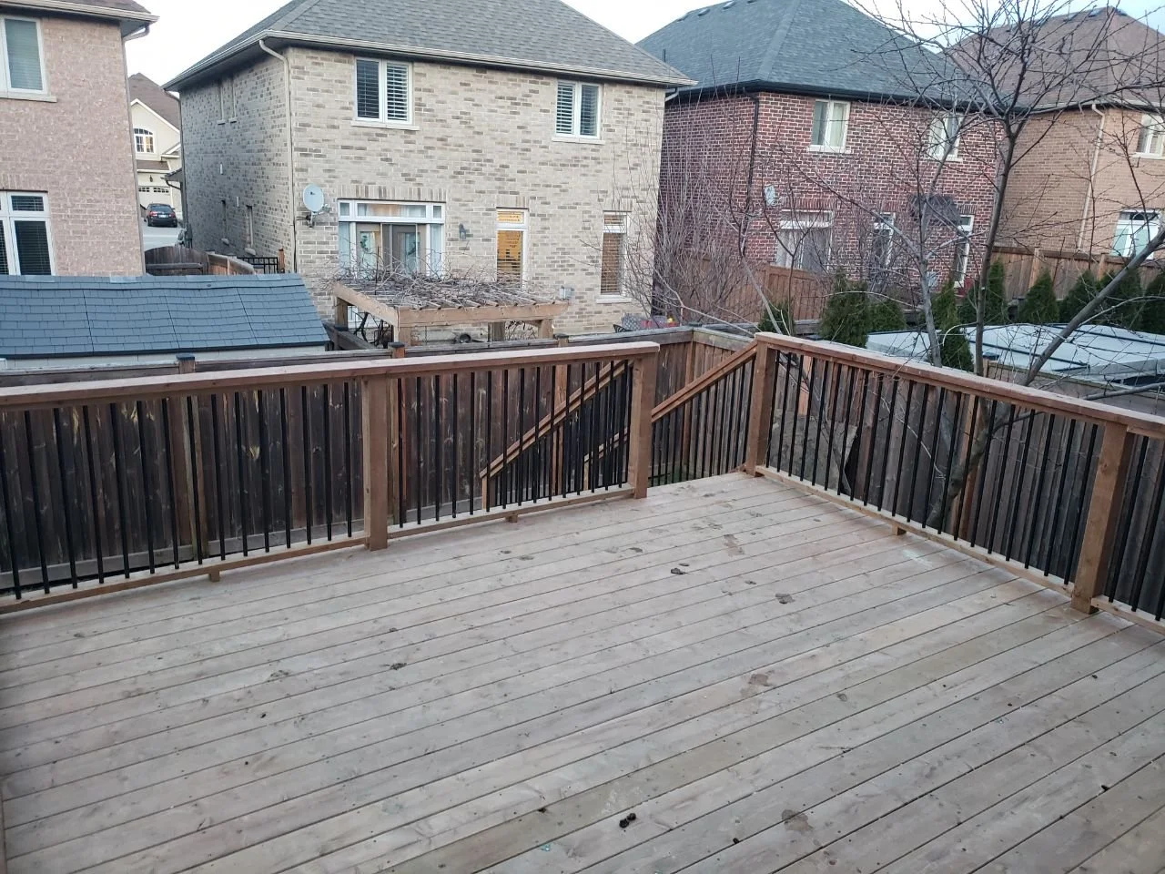 elevated-backyard-deck-black-aluminum-spindles