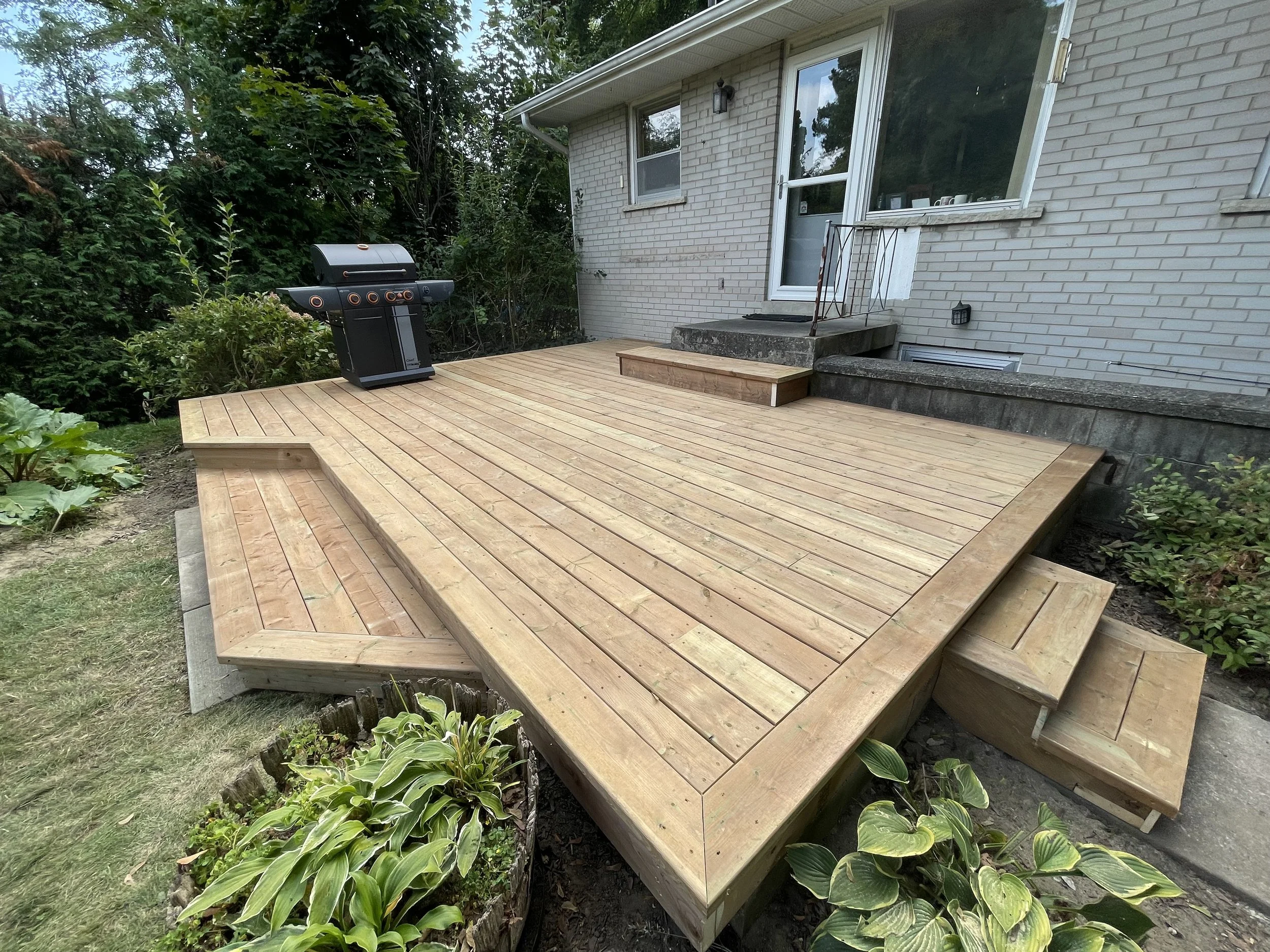 modern-ground-level-cedar-deck-wide-steps.