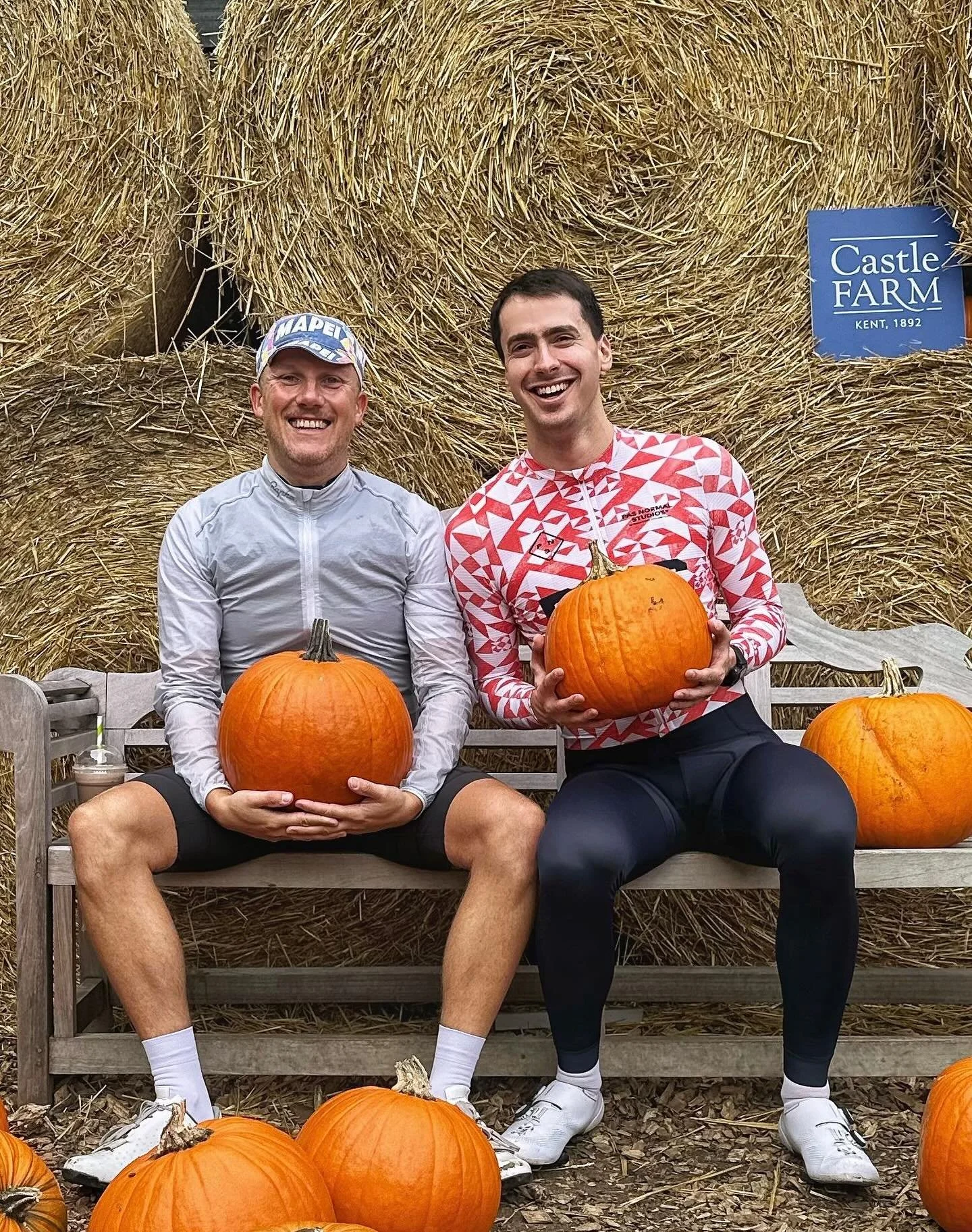 Biweekly Recap 📸🔁
Crisp air, golden leaves and them perfect autumn rides 🚴🏻‍♂️
Cozy layers and pit stopping at pumpkin patches 🎃
Nothing but fresh seasonal vibes 🍂
#LDNRIDERS #lycra #autumnrides #lycramen #lgbtq #cycling