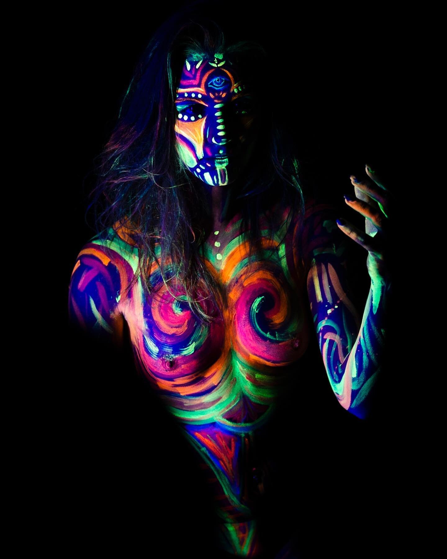 &quot;Feeling like a work of art with this fluo glow paint 🎨🌟

🙎🏼&zwj;♀️ @verapatelli 
📸 @stefano.freti 
🏡 @fc_studiofotografico 

#bodyart #fluopaint #canvas
#bodypaintfluorescente
#neonbodypaint
#bodypaintglow
#fluocolors
#bodypaintparty
#uvb