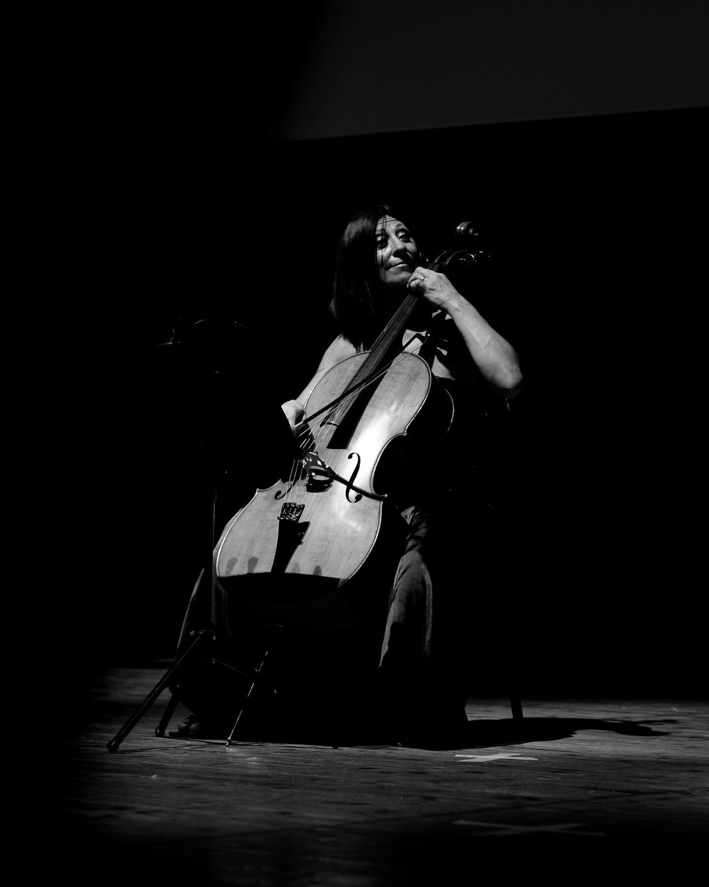 &quot;Soulful melodies echoing through the grayscale depths of passion and emotion.&quot;

Dallo spettacolo &ldquo;comunicaz10n1&rdquo; ideato dall&rsquo; @ass.culturale.valle.camonica .
Ph @stefano.freti 

#violoncellista #musiclover 
#musicalovers
