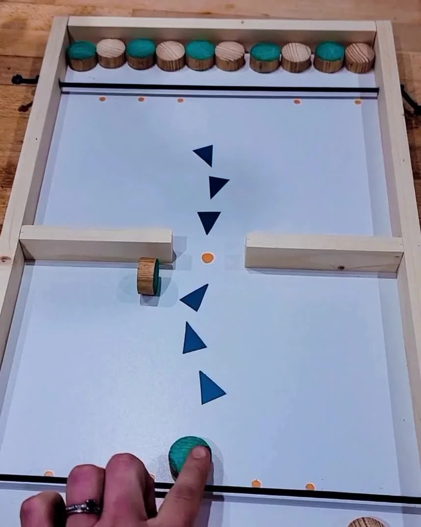 😵&zwj;💫Tchak tchak tchak ! 
😈C'est le plus rapide qui gagne ! 

🙃Ce jeu de palet est un bricolage id&eacute;al &agrave; fabriquer pour apprendre &agrave; scier et visser. 
Peu de mesures, pas d'assemblage compliqu&eacute;, et si on scie pas tout 