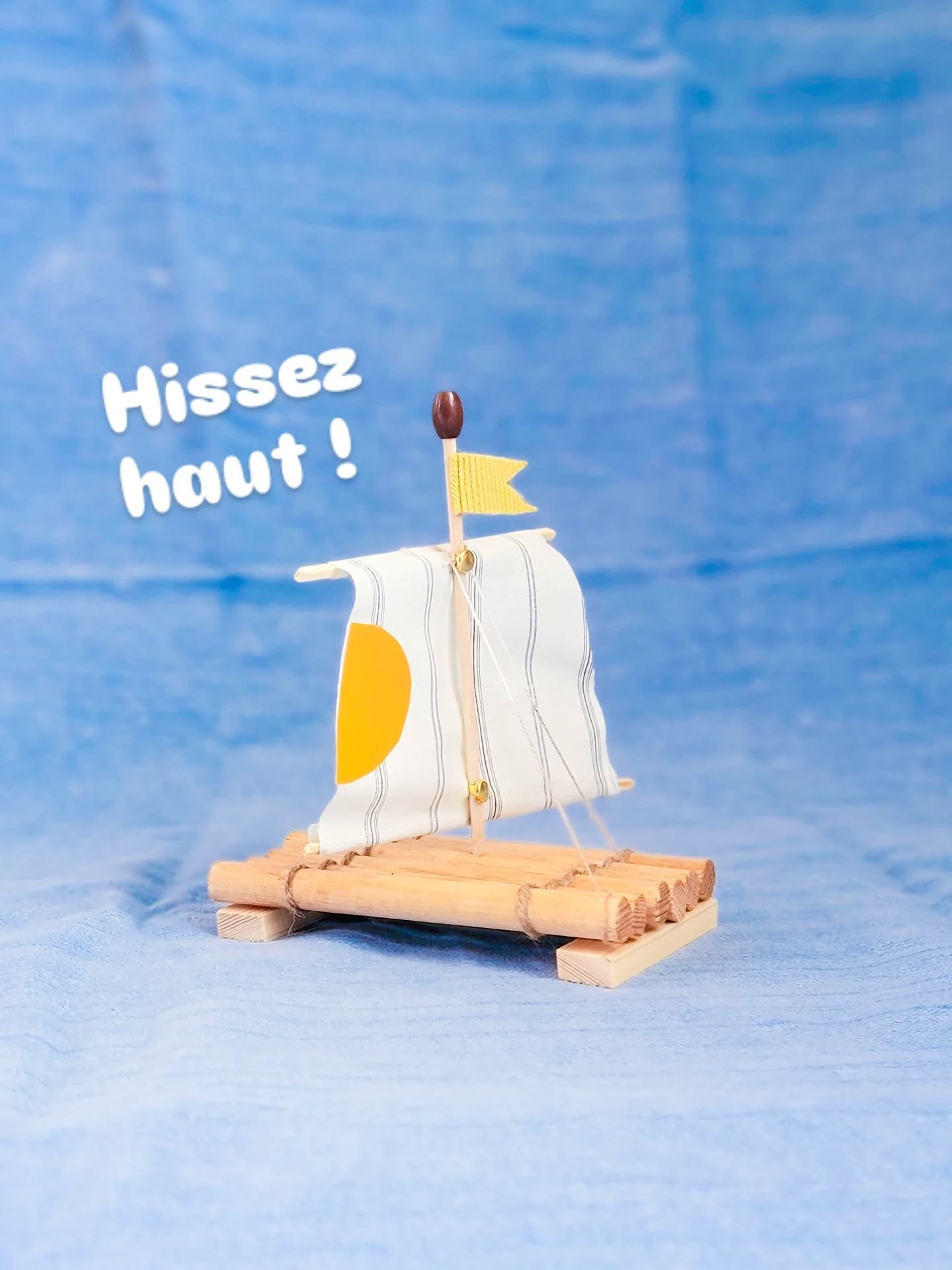 🌪️Toujours utile en cas de naufrage ! 
Hissez haut ! Montez la grand voile ! 

🛶"Fabrique ton radeau"
Un atelier bricolage parent-enfant
Vendredi 24.10
Au festival Imagi'm&ocirc;mes 
Du Grau-du-Roi 

🪚Il faudra scier, poncer, percer, nou