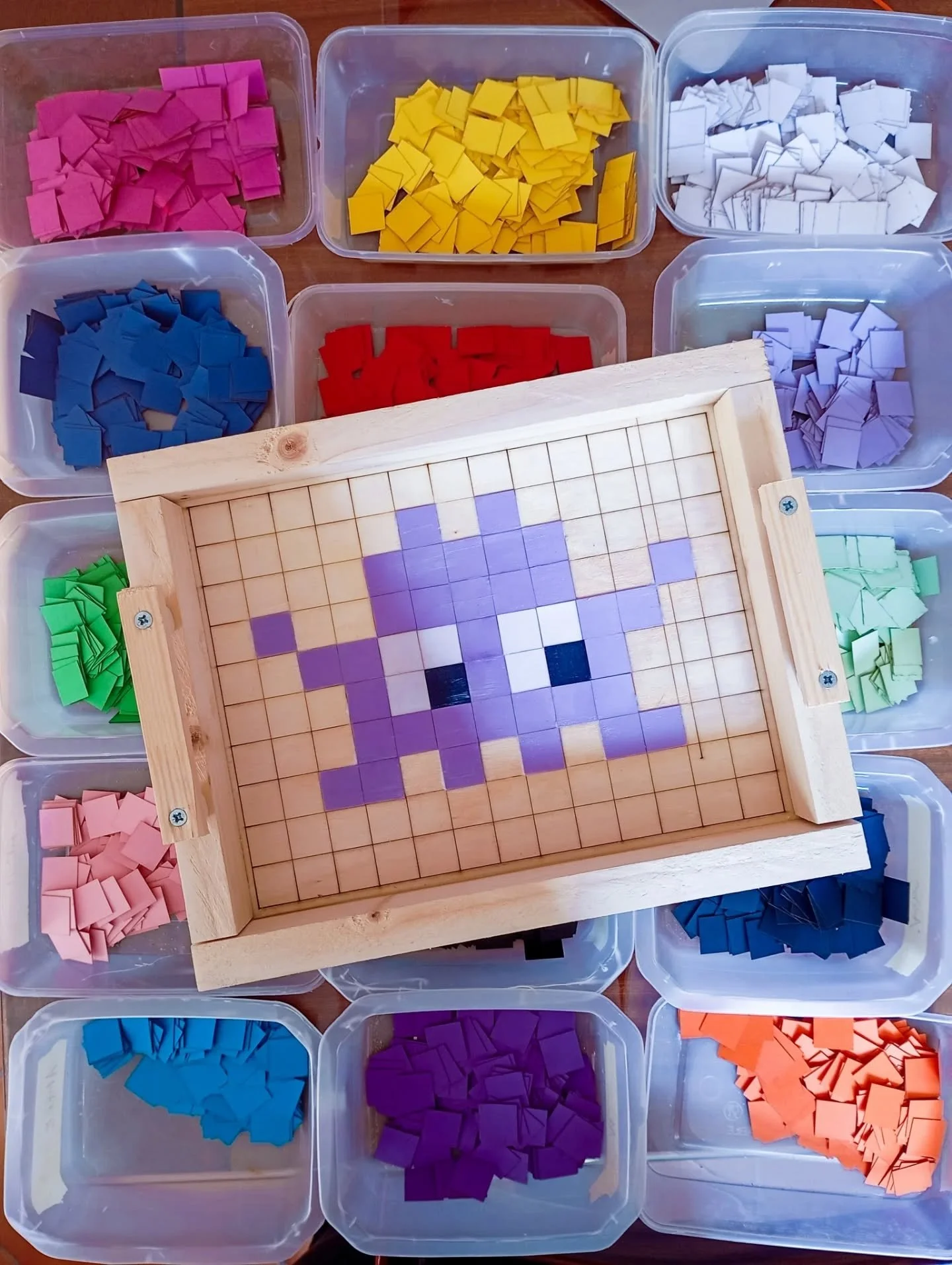 Alerte invasion &agrave; l'atelier ! 

Les space invaders d&eacute;barquent ce samedi au @lefablabdenimes pour un atelier de mini-menuiserie avec les enfants. 

Du bricolage avec du bois, la scie, la perceuse et la visseuse. 
De la mosa&iuml;que cr&e